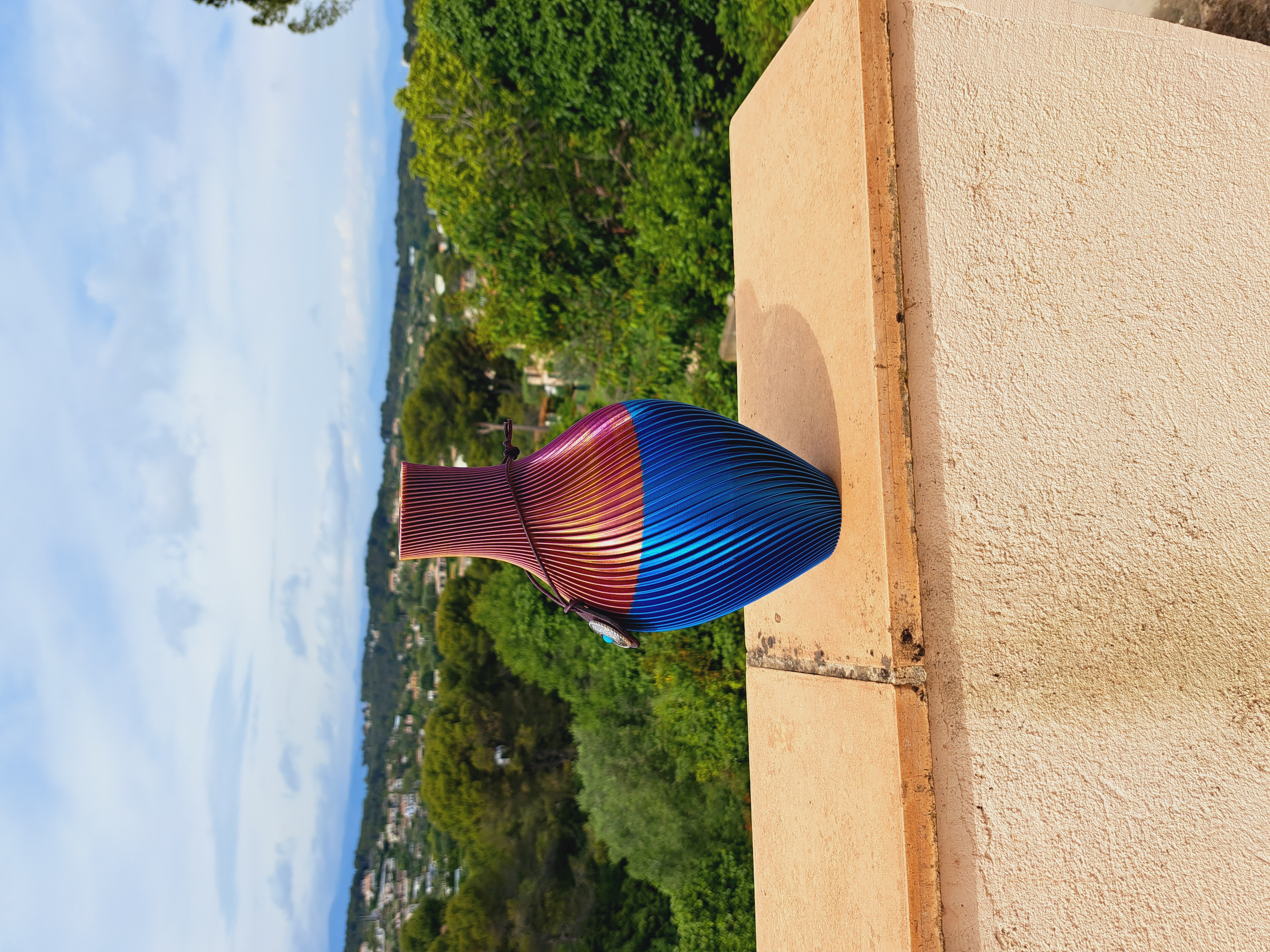 Vase élancé forme amphore, avec son collier de vase en cuir et zamak - plusieurs coloris