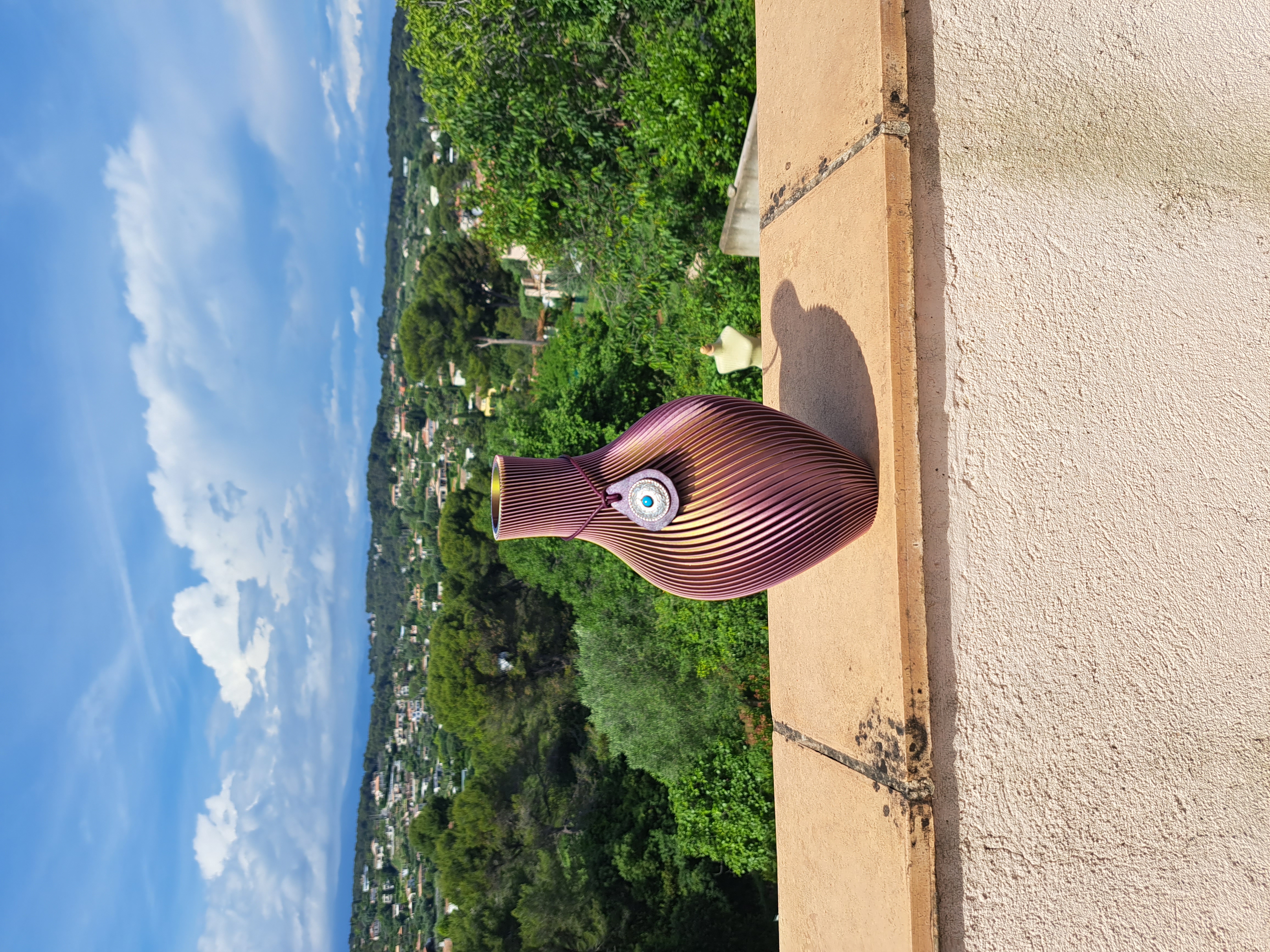 Vase élancé forme amphore, avec son collier de vase en cuir et zamak - plusieurs coloris