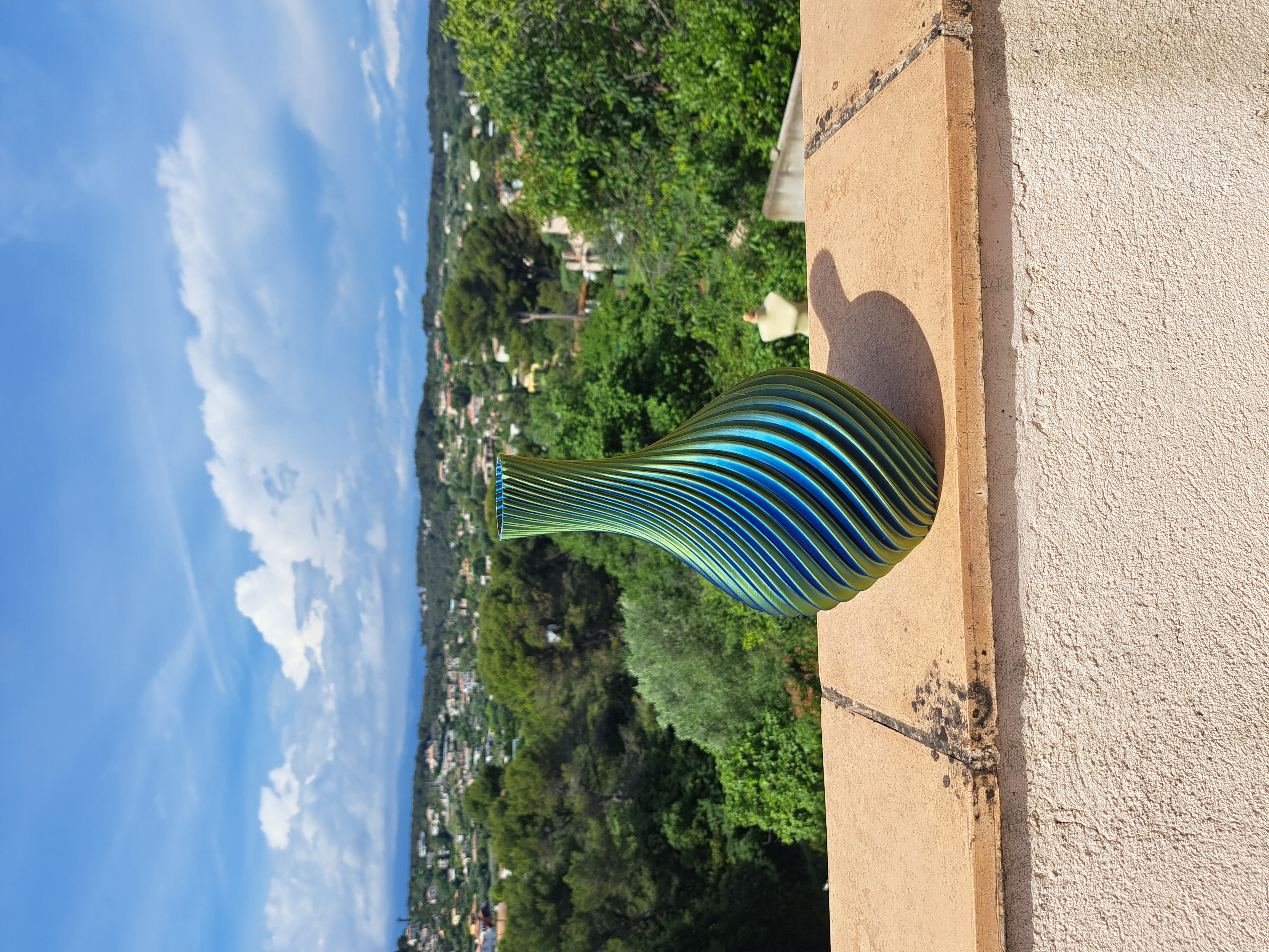 Vase twisté 24.5 cm - plusieurs coloris