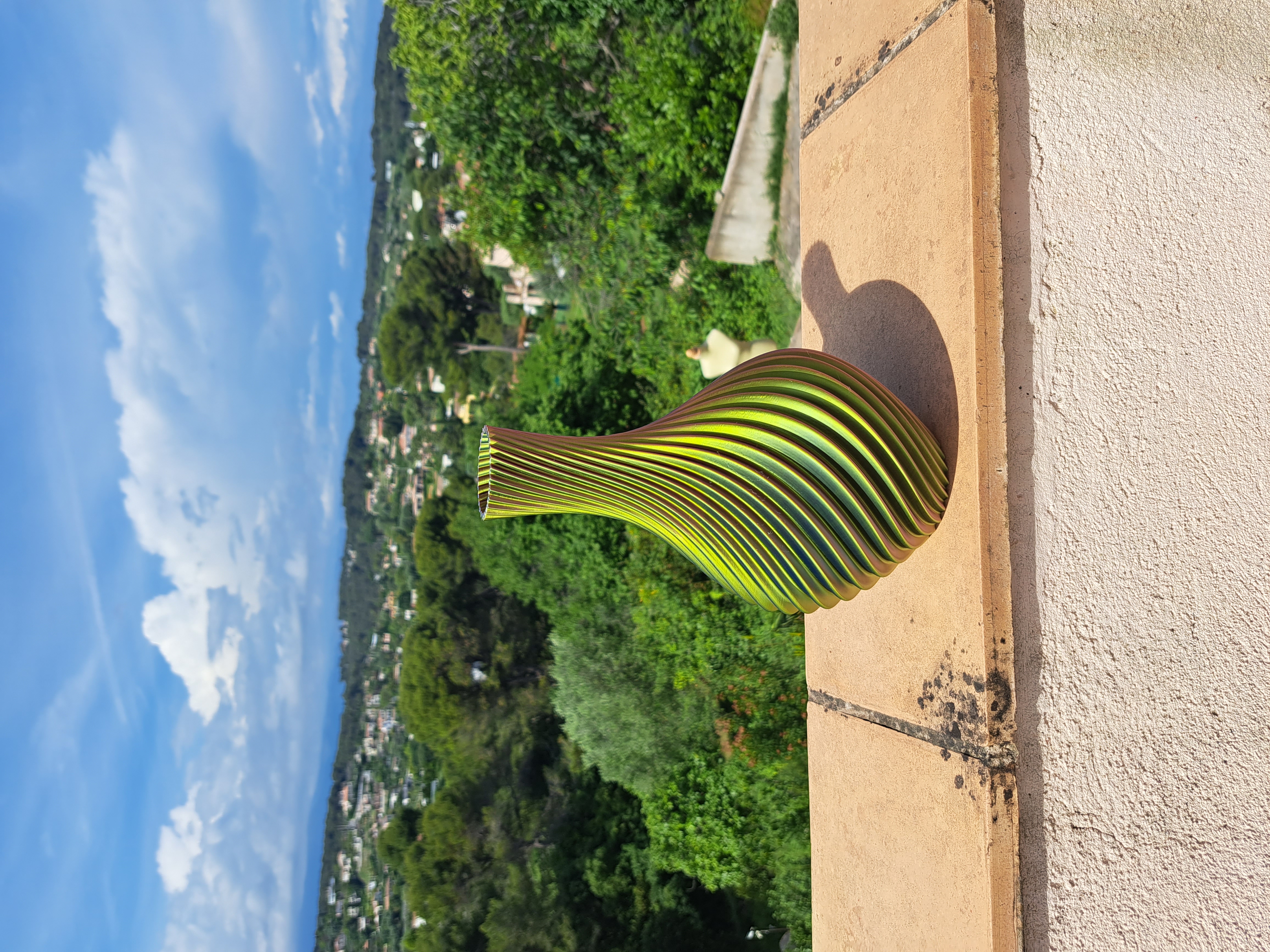 Vase twisté 24.5 cm - plusieurs coloris