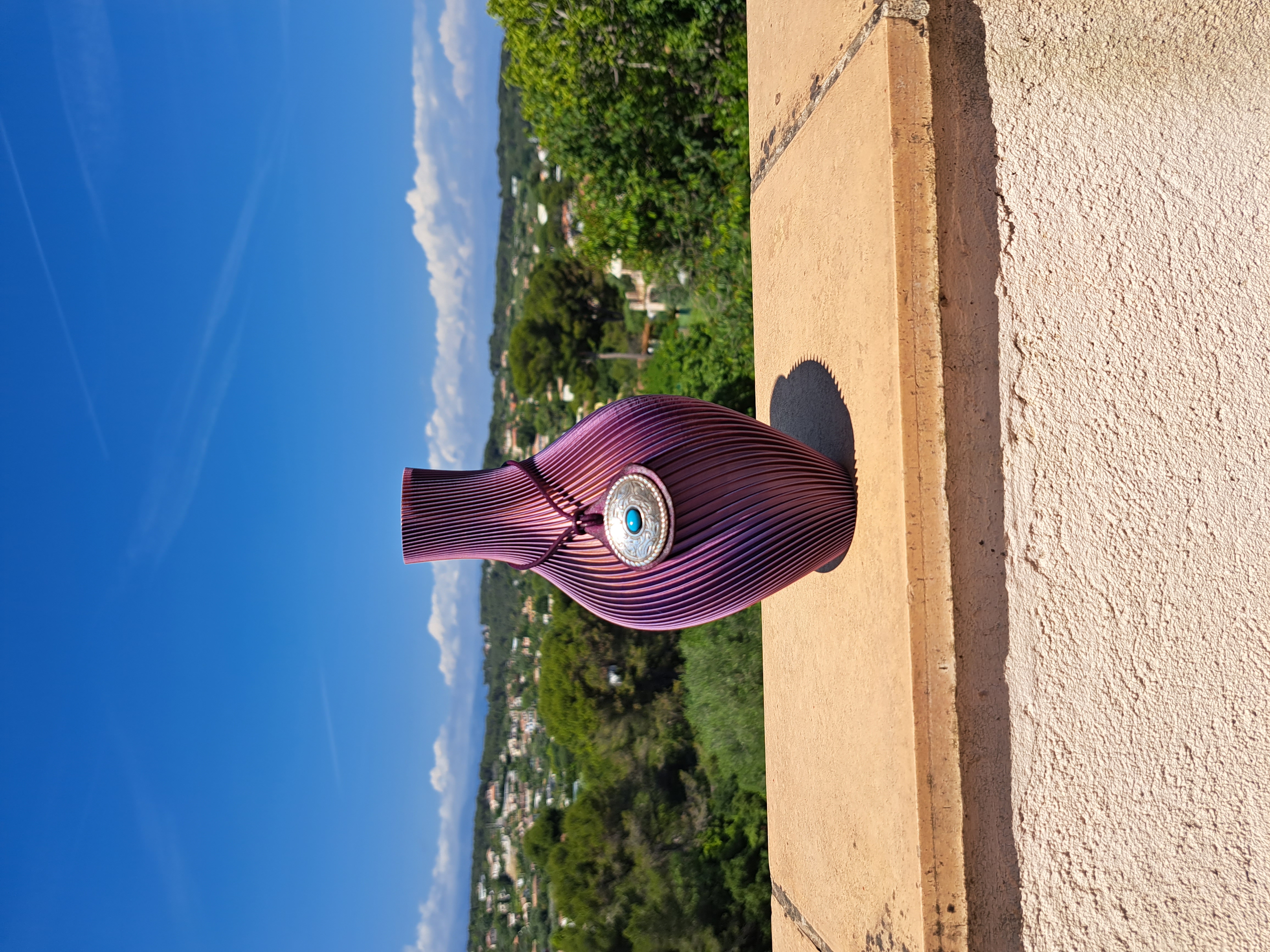 Vase élancé forme amphore petit modèle, avec son collier de vase en cuir et zamak- plusieurs coloris