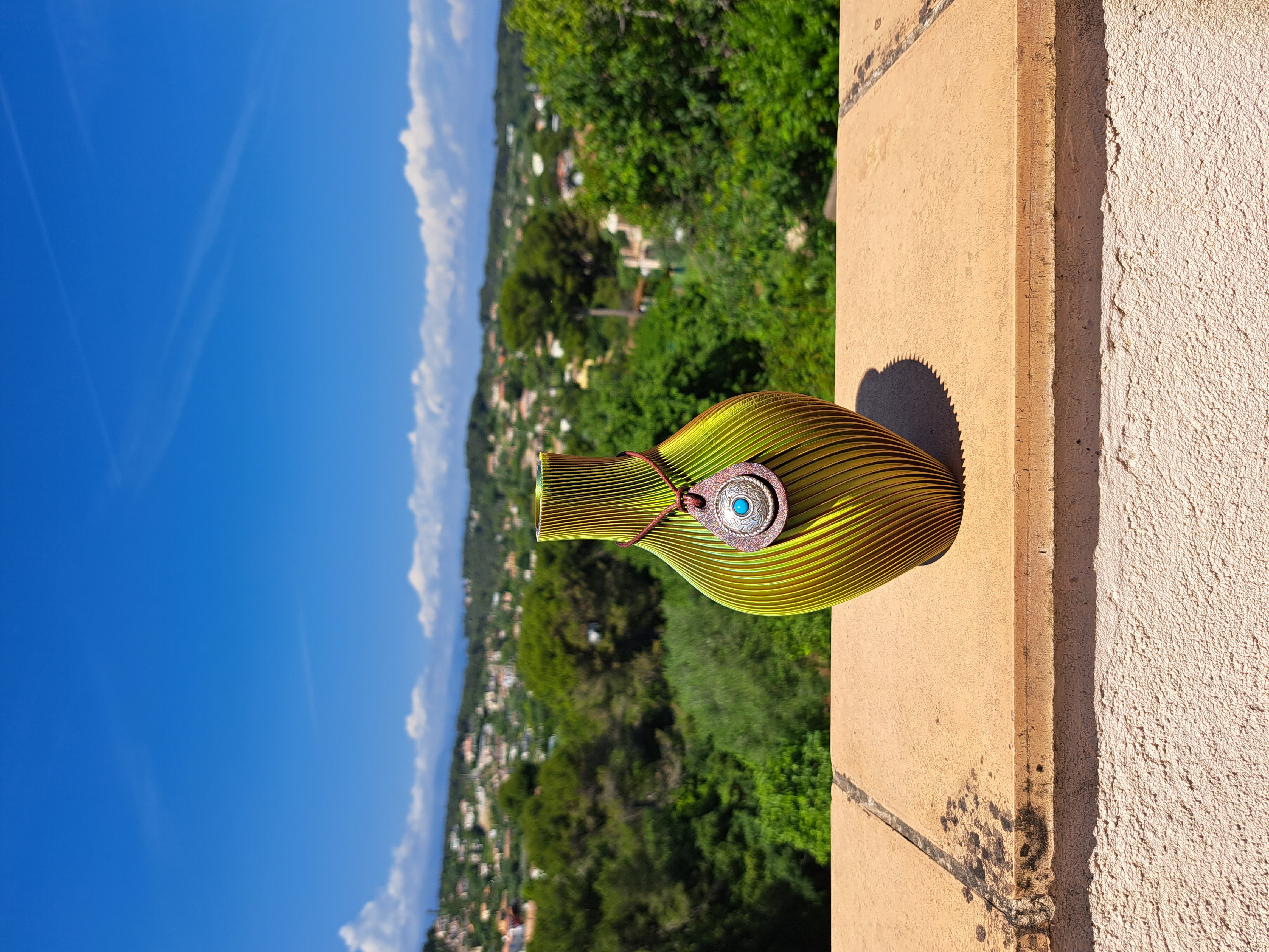 Vase élancé forme amphore petit modèle, avec son collier de vase en cuir et zamak- plusieurs coloris