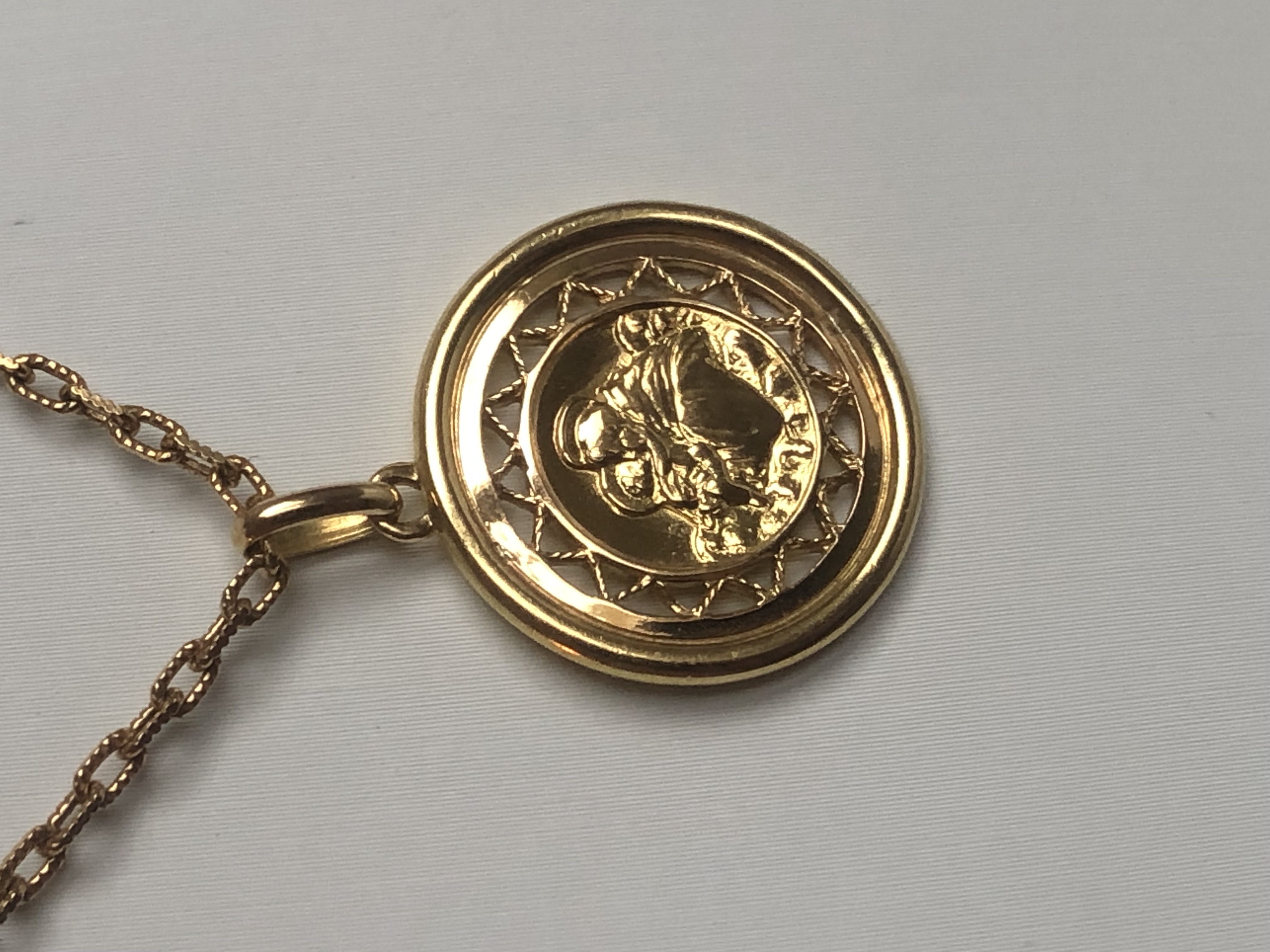 Pendentif religieux en or 18 carats 