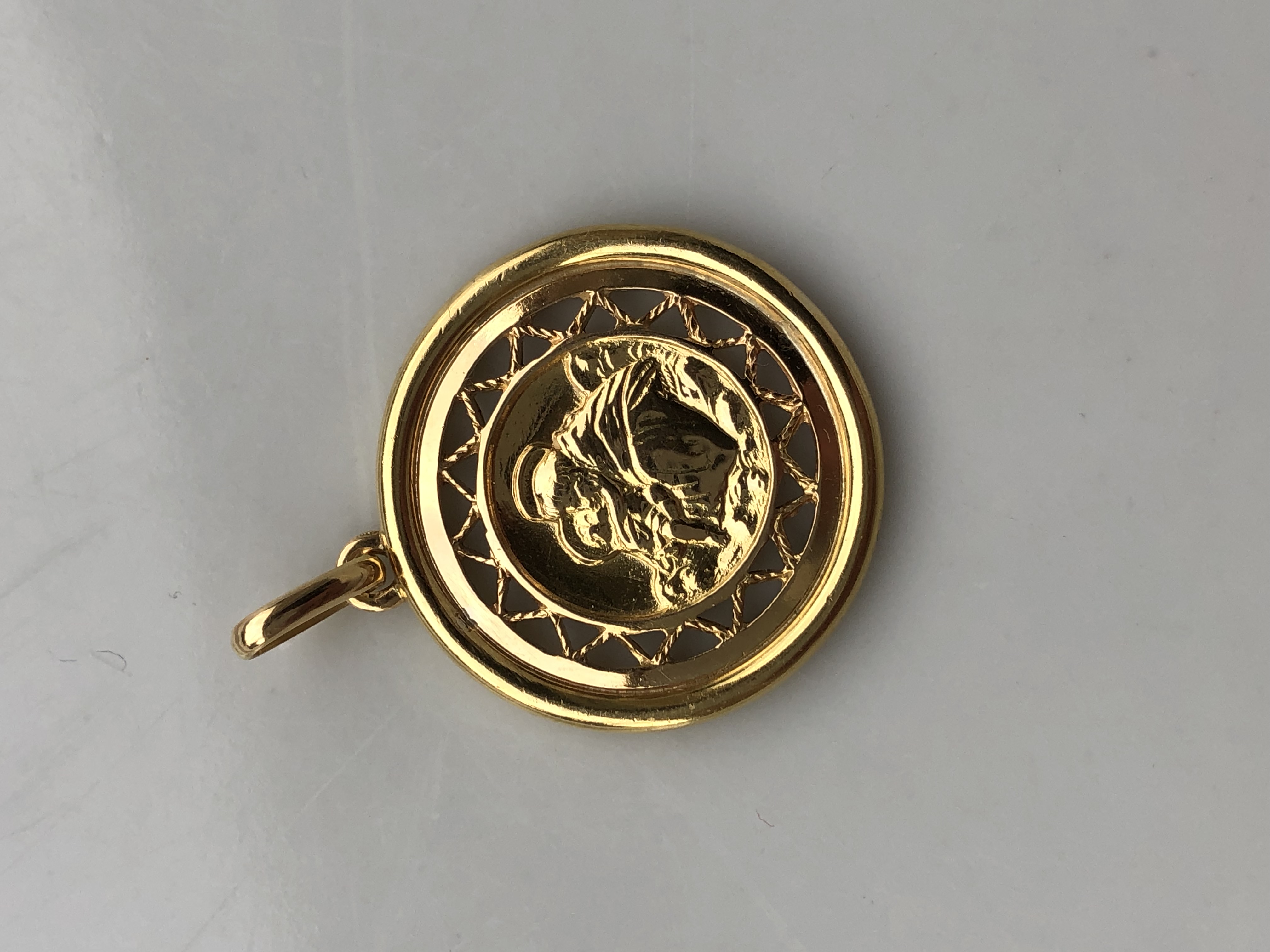 Pendentif religieux en or 18 carats 