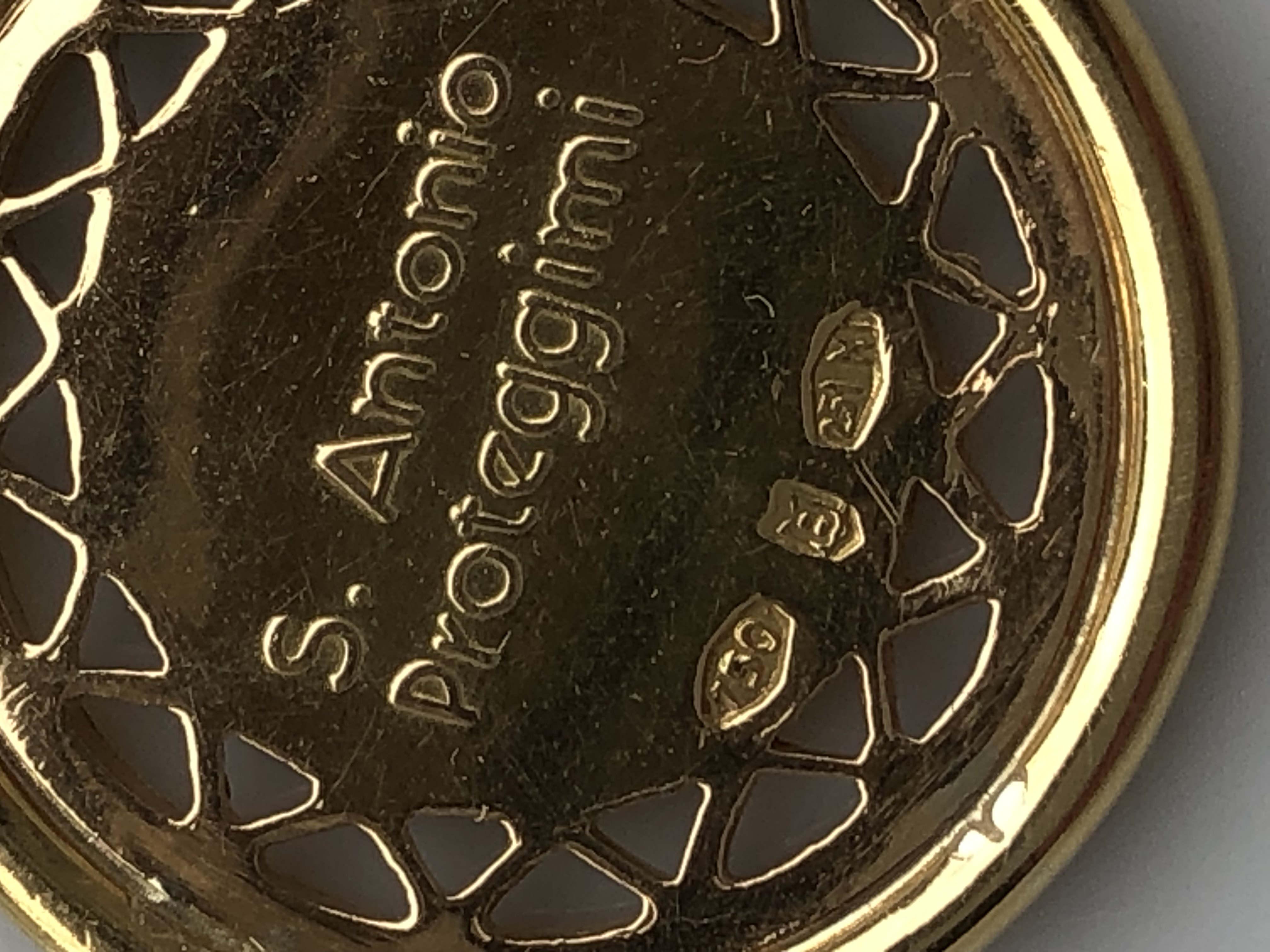 Pendentif religieux en or 18 carats 