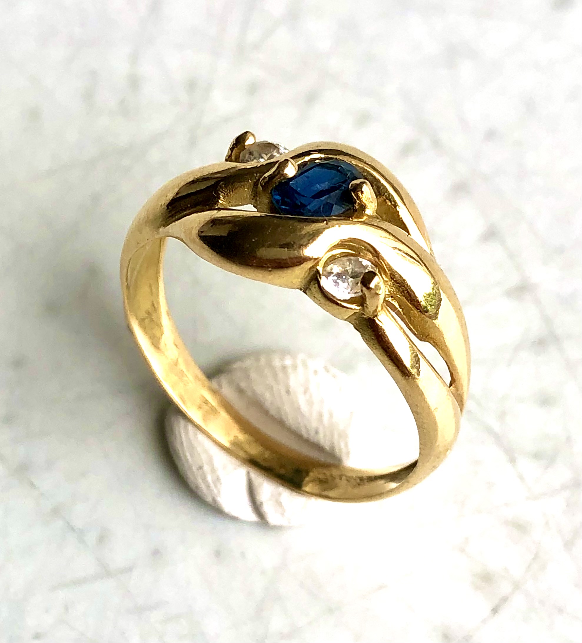 Bague en or 18 carats saphir et oxyde