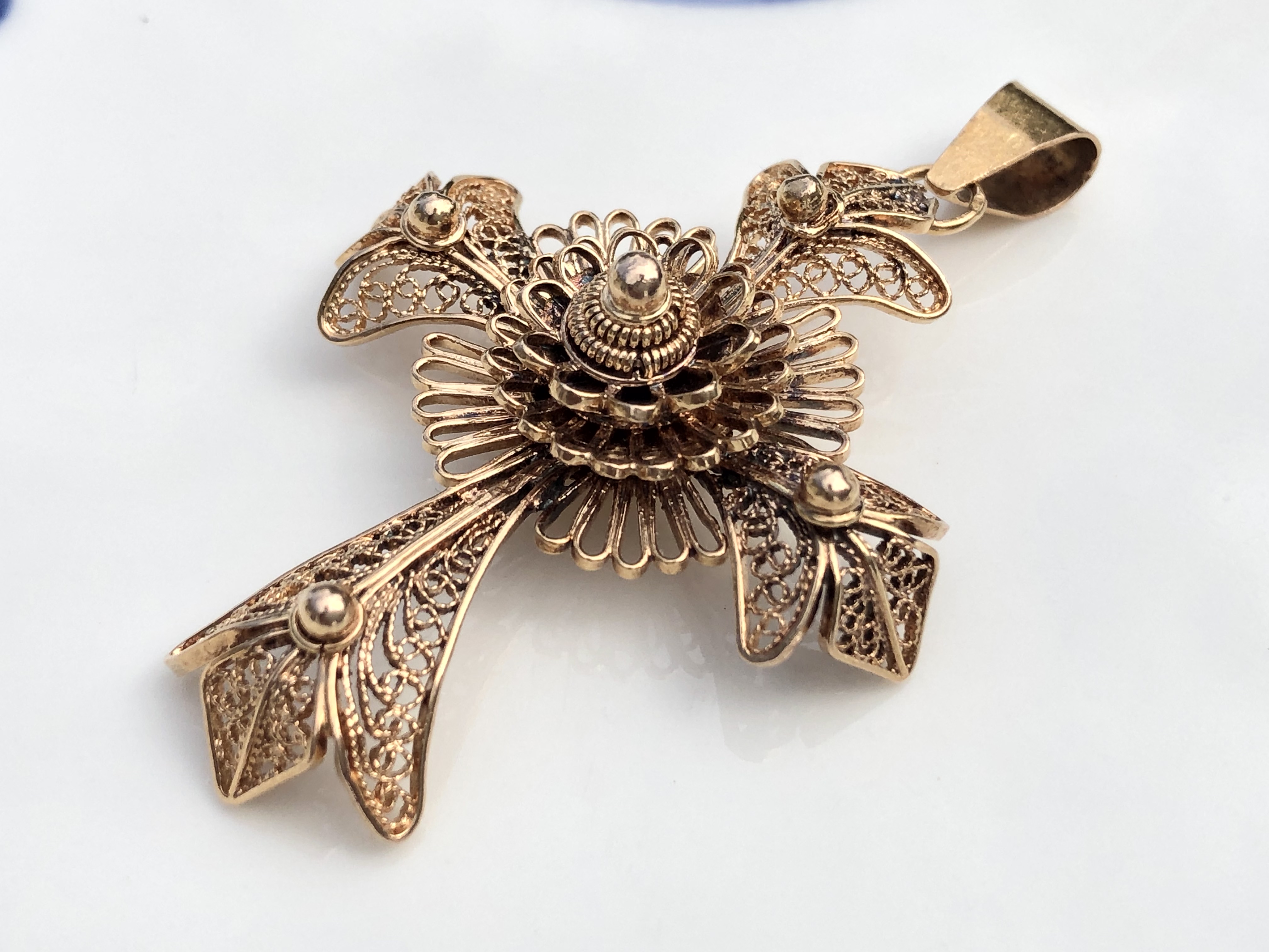 Croix filigrane en Or jaune 18 carats