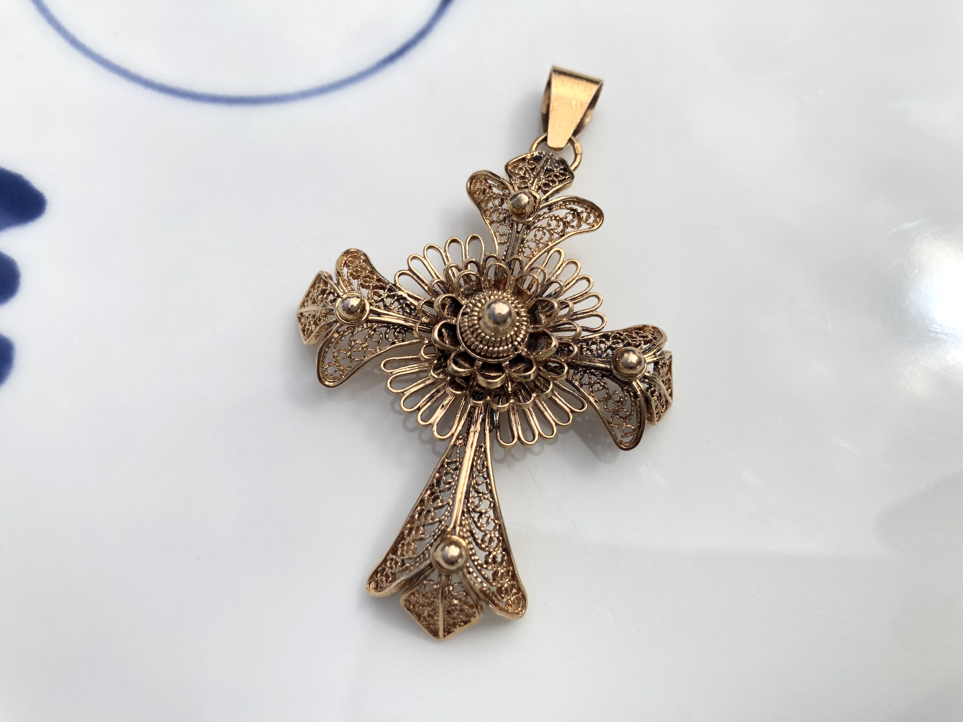 Croix filigrane en Or jaune 18 carats