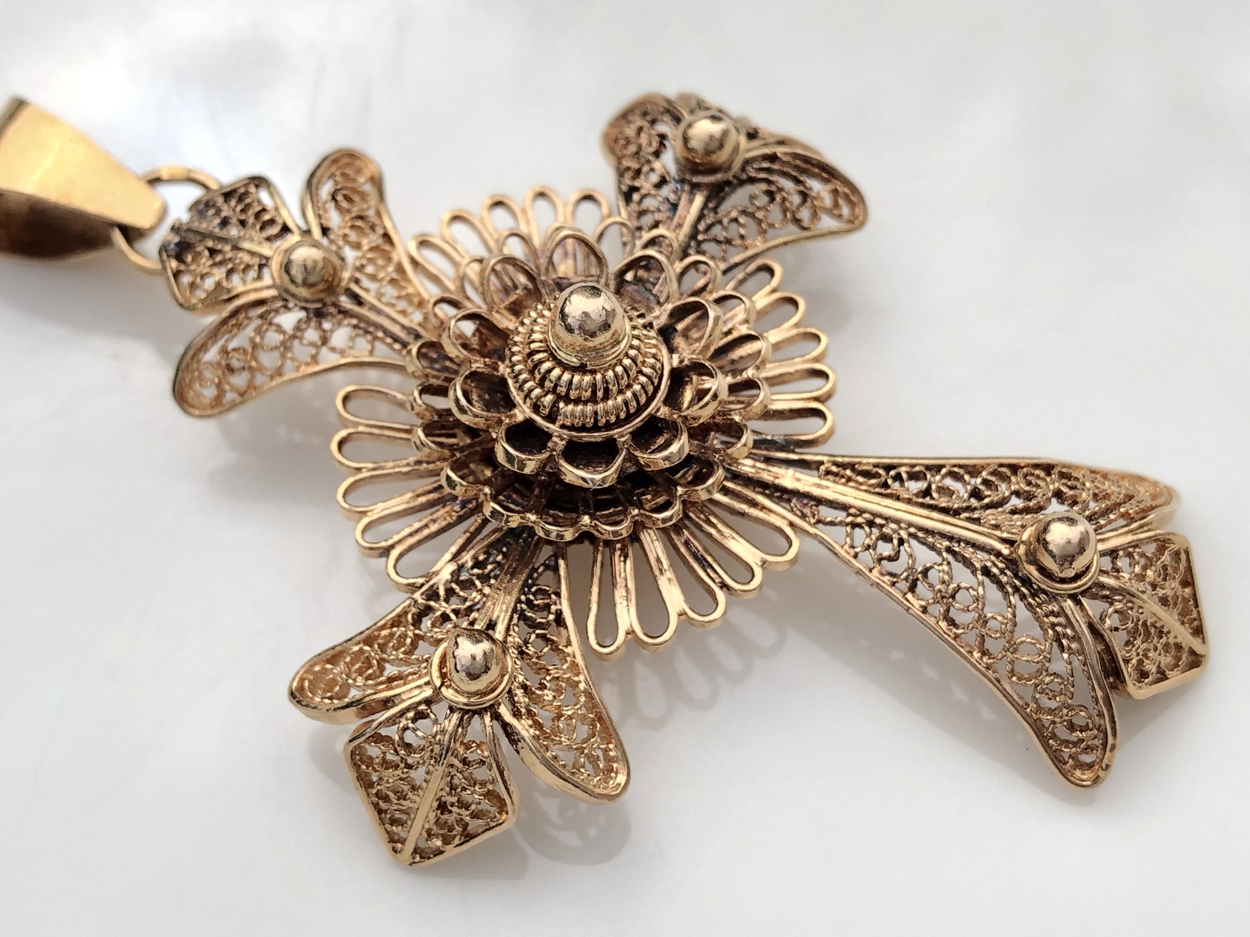 Croix filigrane en Or jaune 18 carats