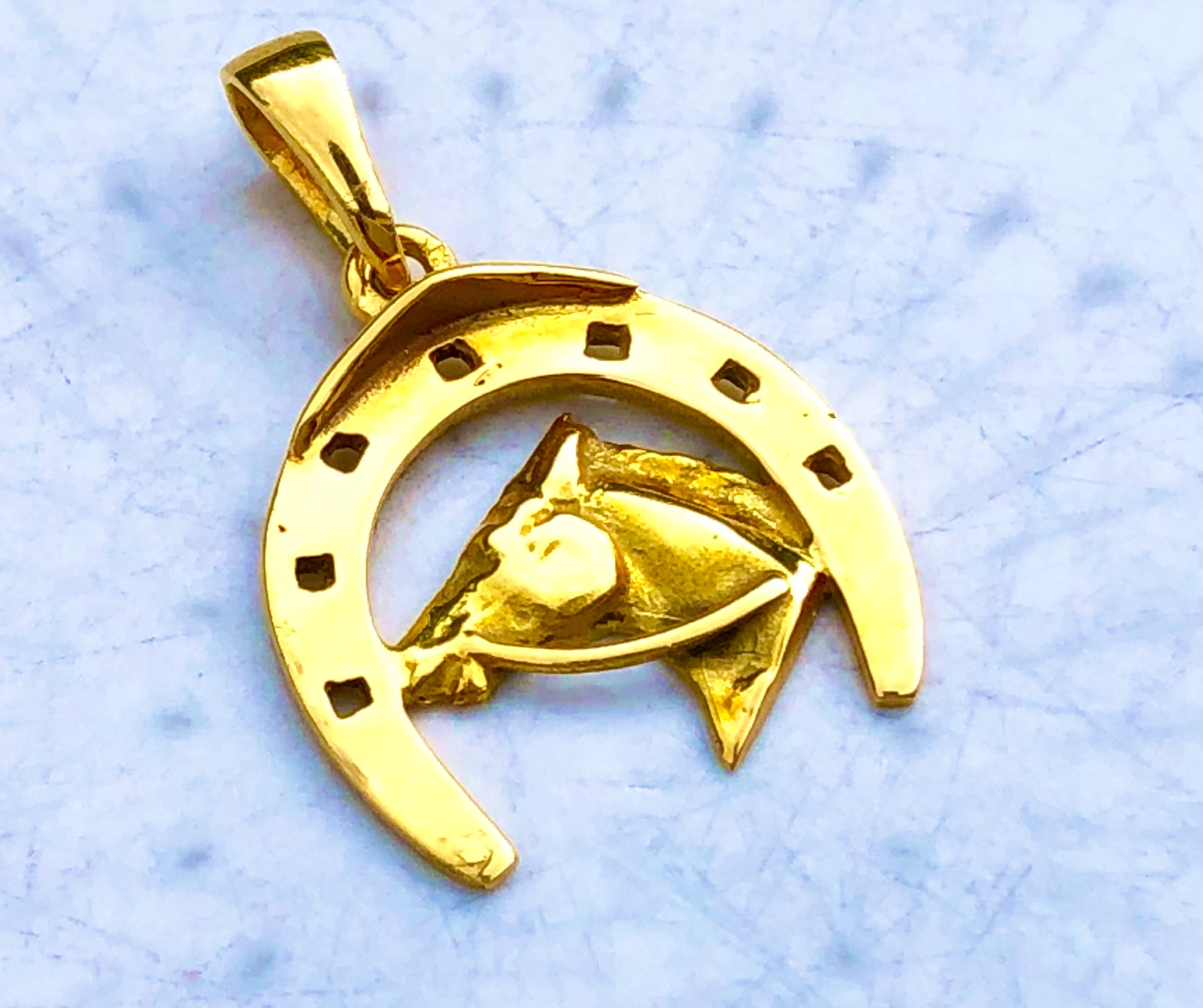 Pendentif fer à cheval en or 18 carats 
