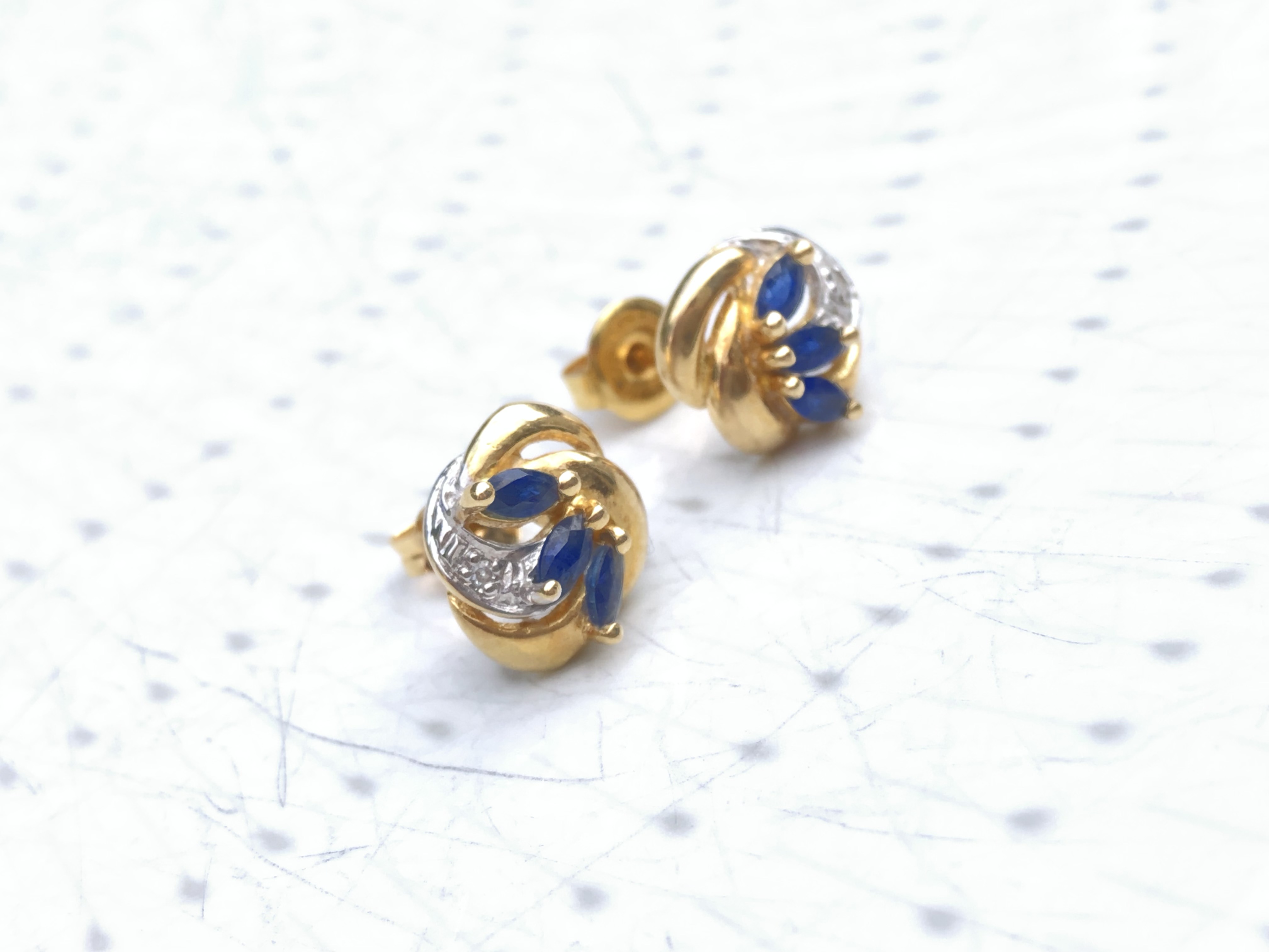 Puces d’oreilles en or 18 carats saphir et diamant 
