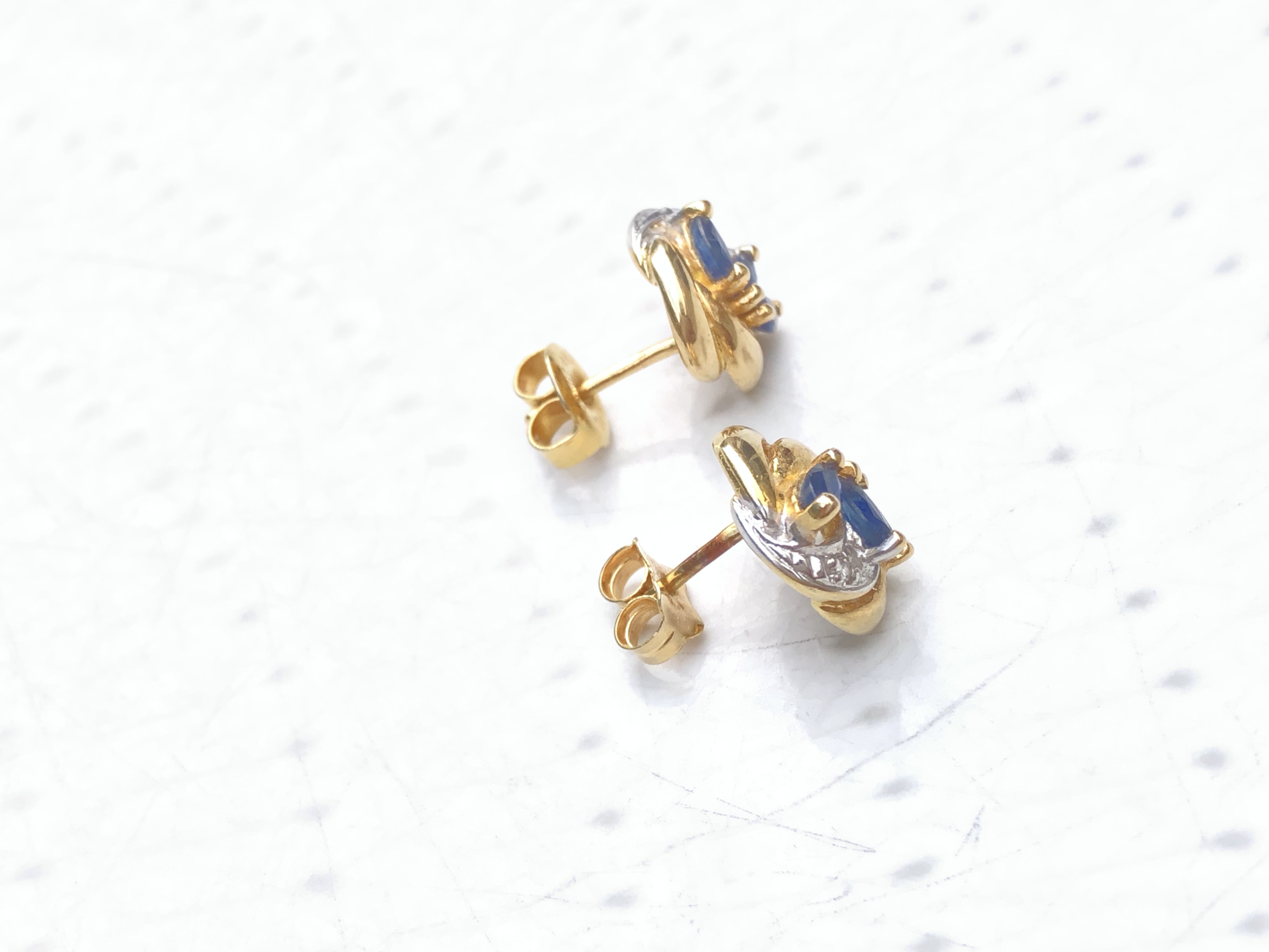 Puces d’oreilles en or 18 carats saphir et diamant 