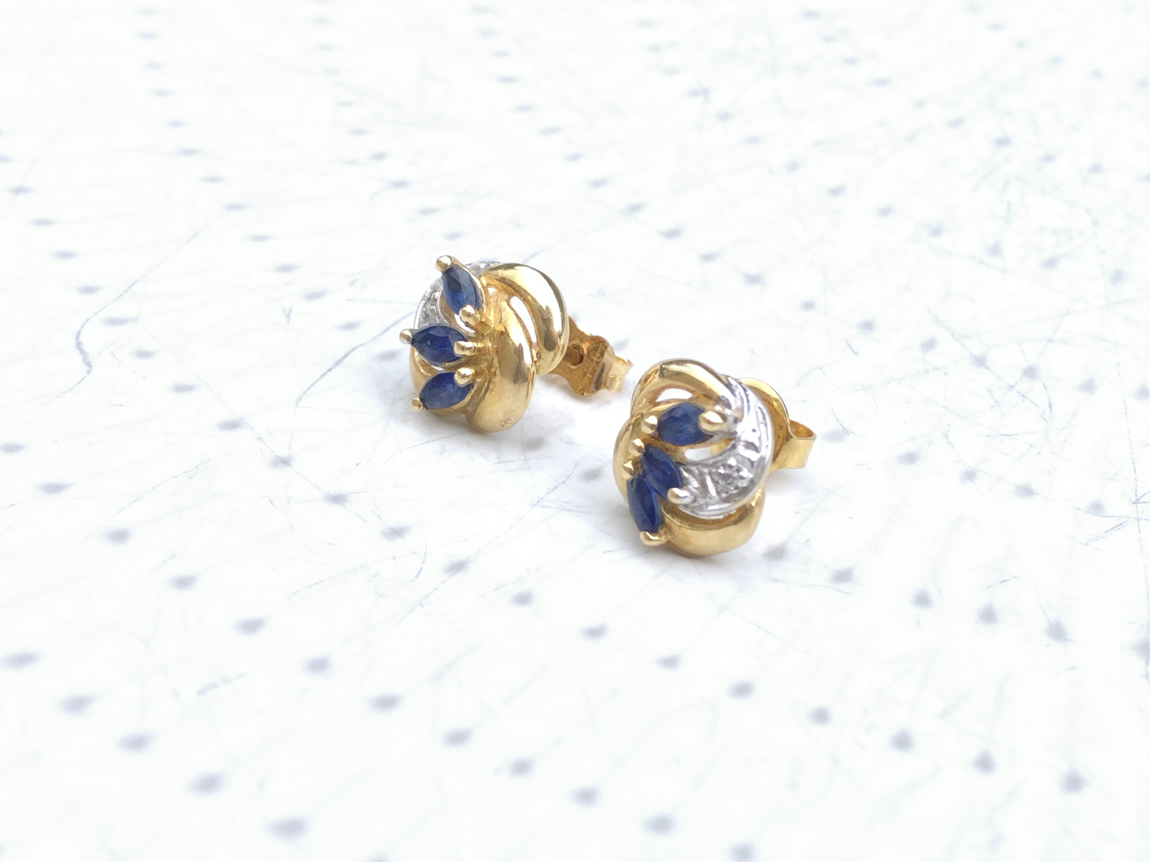 Puces d’oreilles en or 18 carats saphir et diamant 