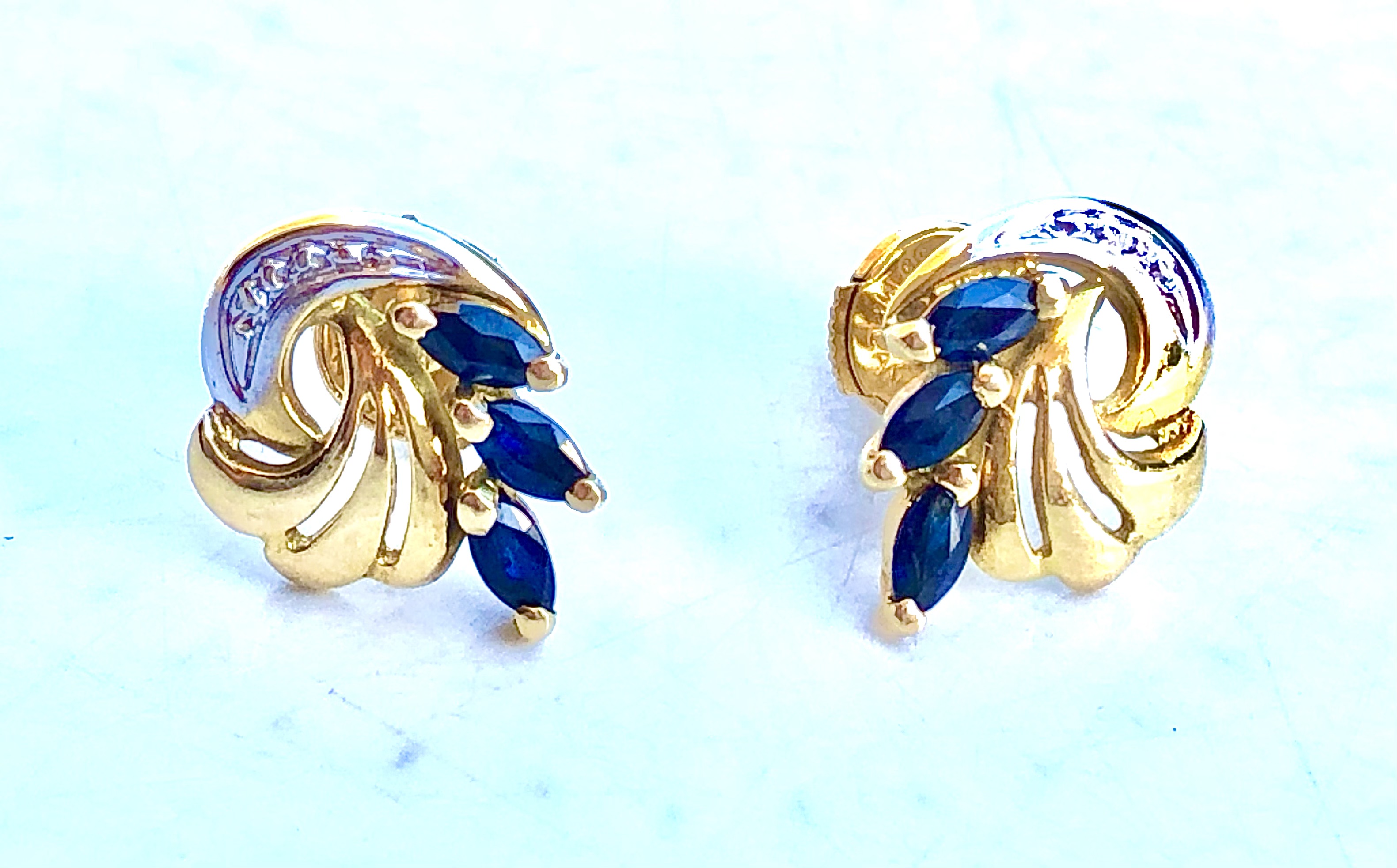 Puces d’oreilles en or jaune et blanc 18 carats et saphir