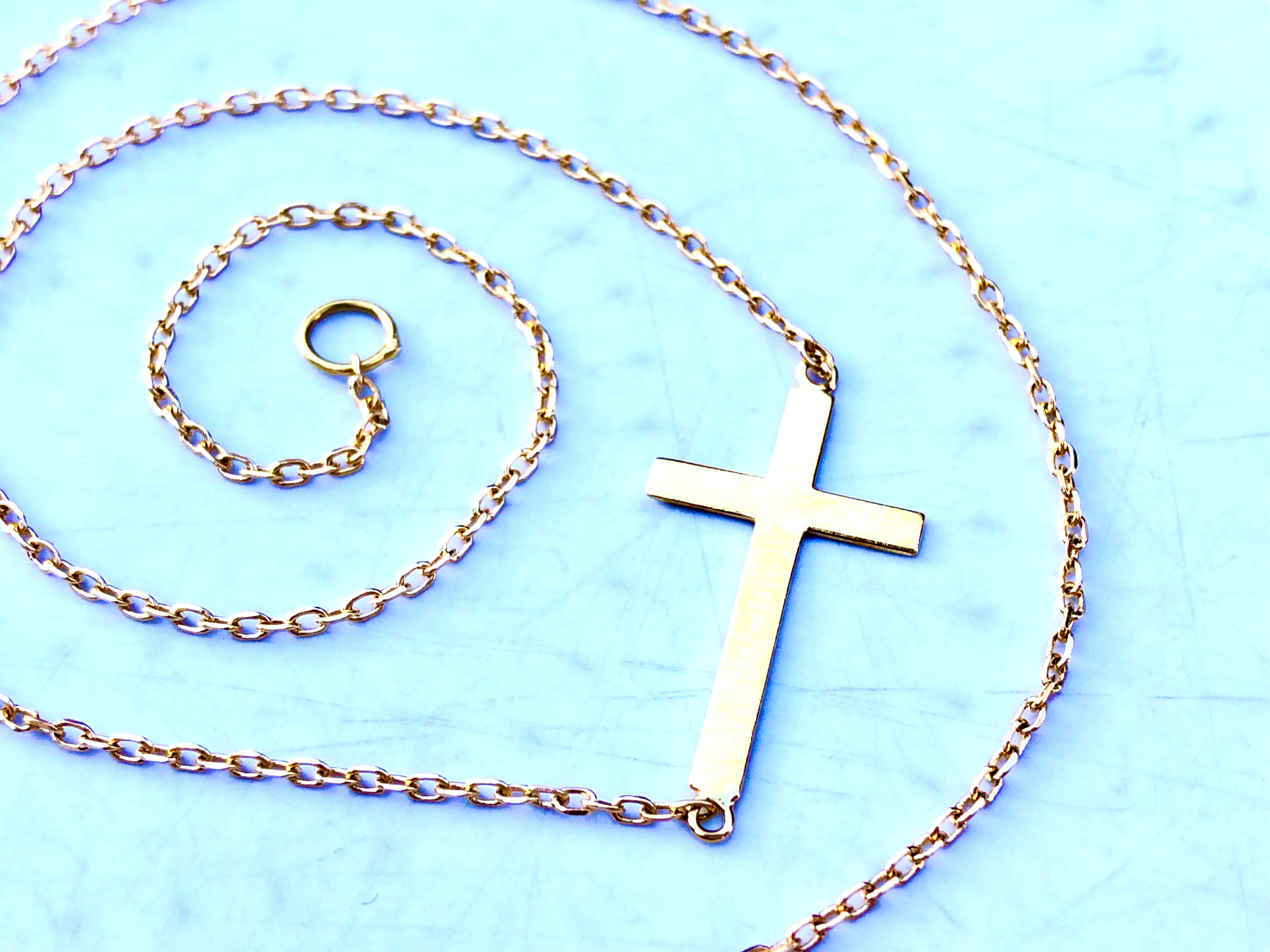 Ras de cou avec croix en or 18 carats 