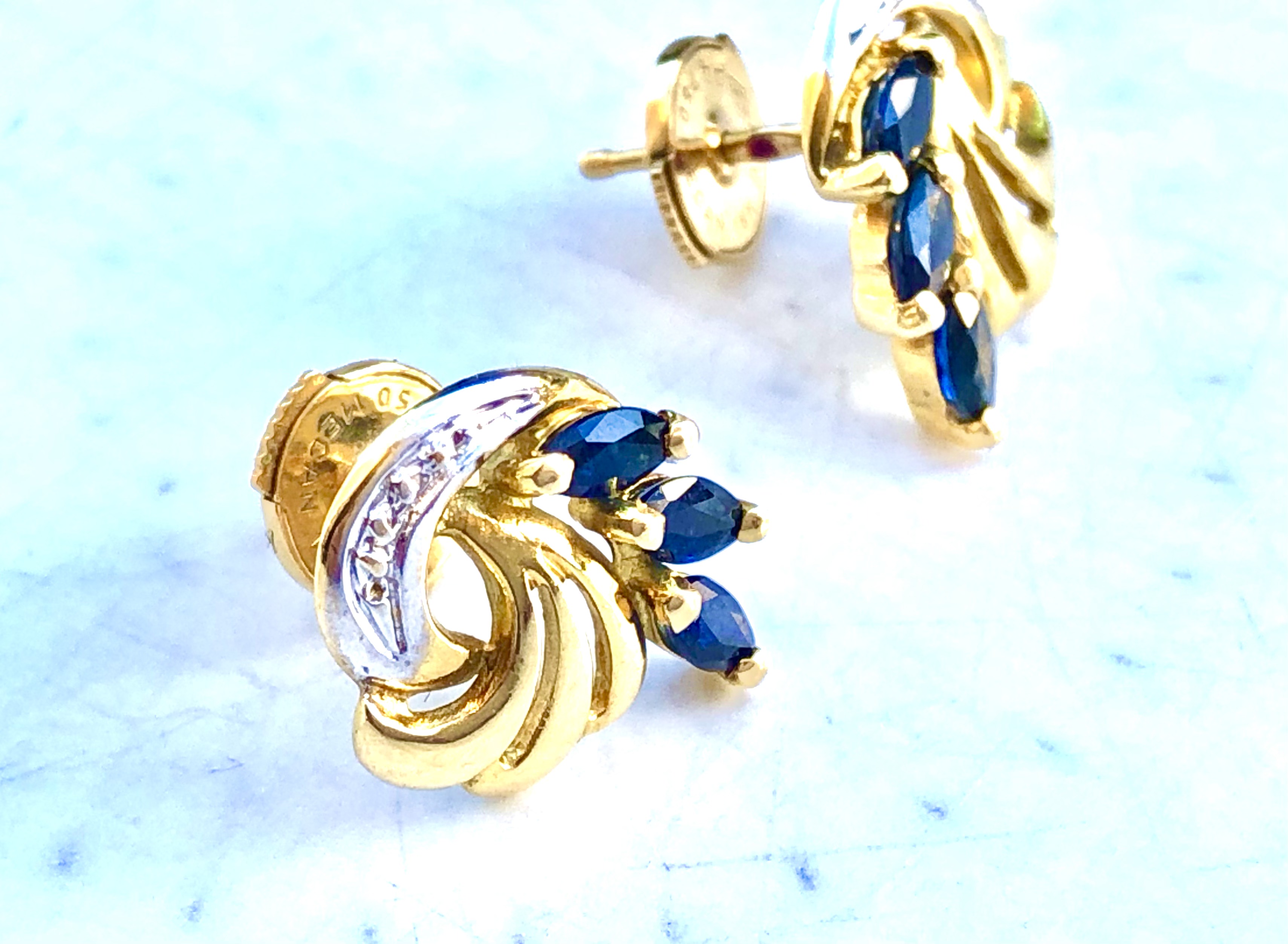 Puces d’oreilles en or jaune et blanc 18 carats et saphir