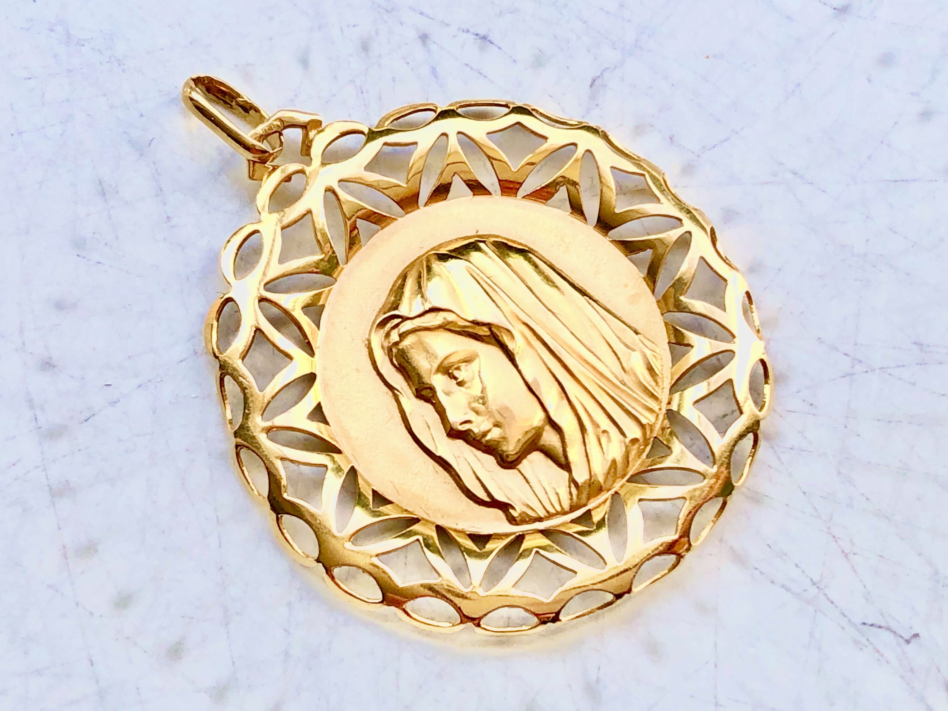 Pendentif Marie en or 18 carats 