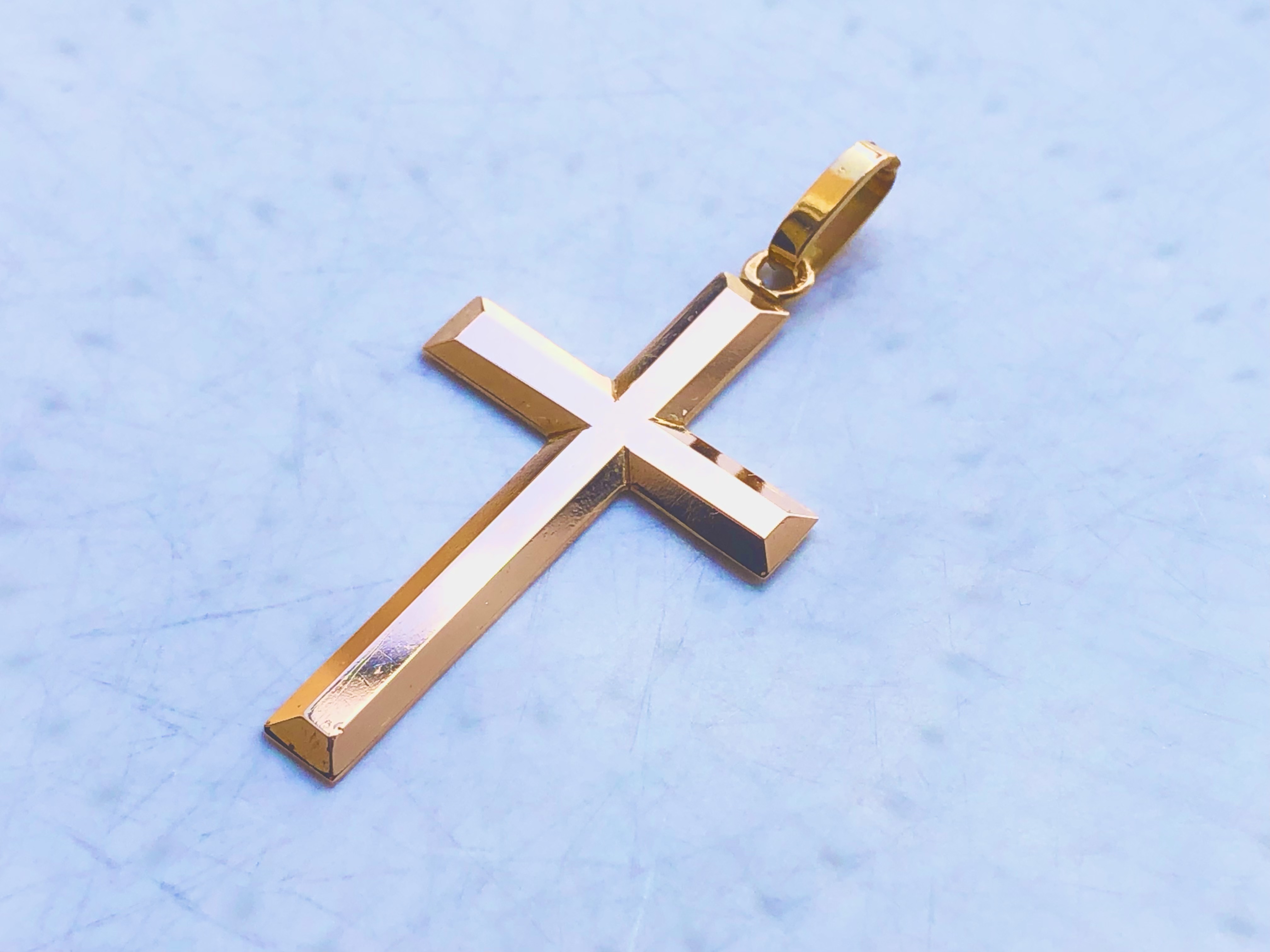 Croix en or jaune 18 carats 