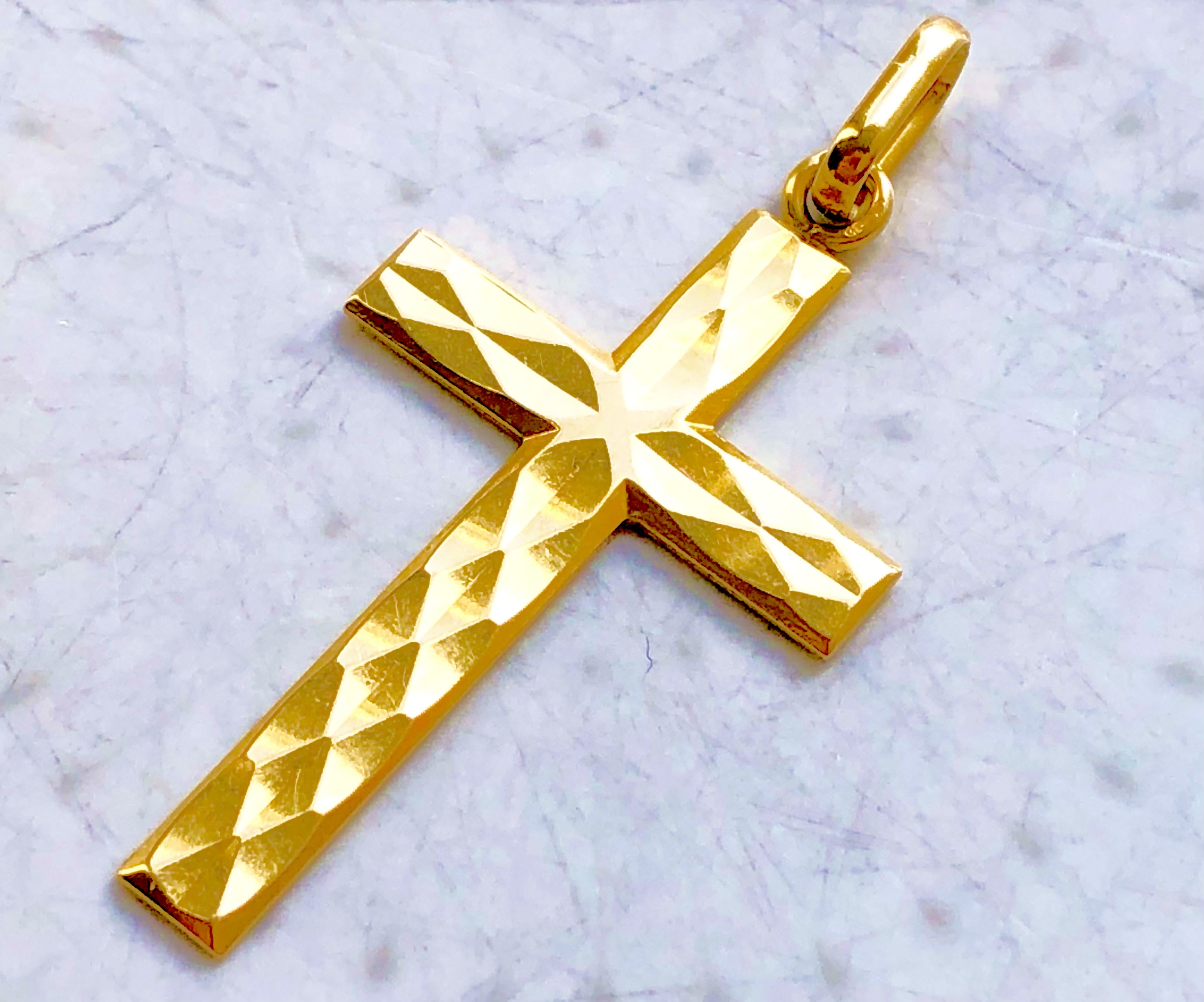 Croix en or jaune 18 carats 