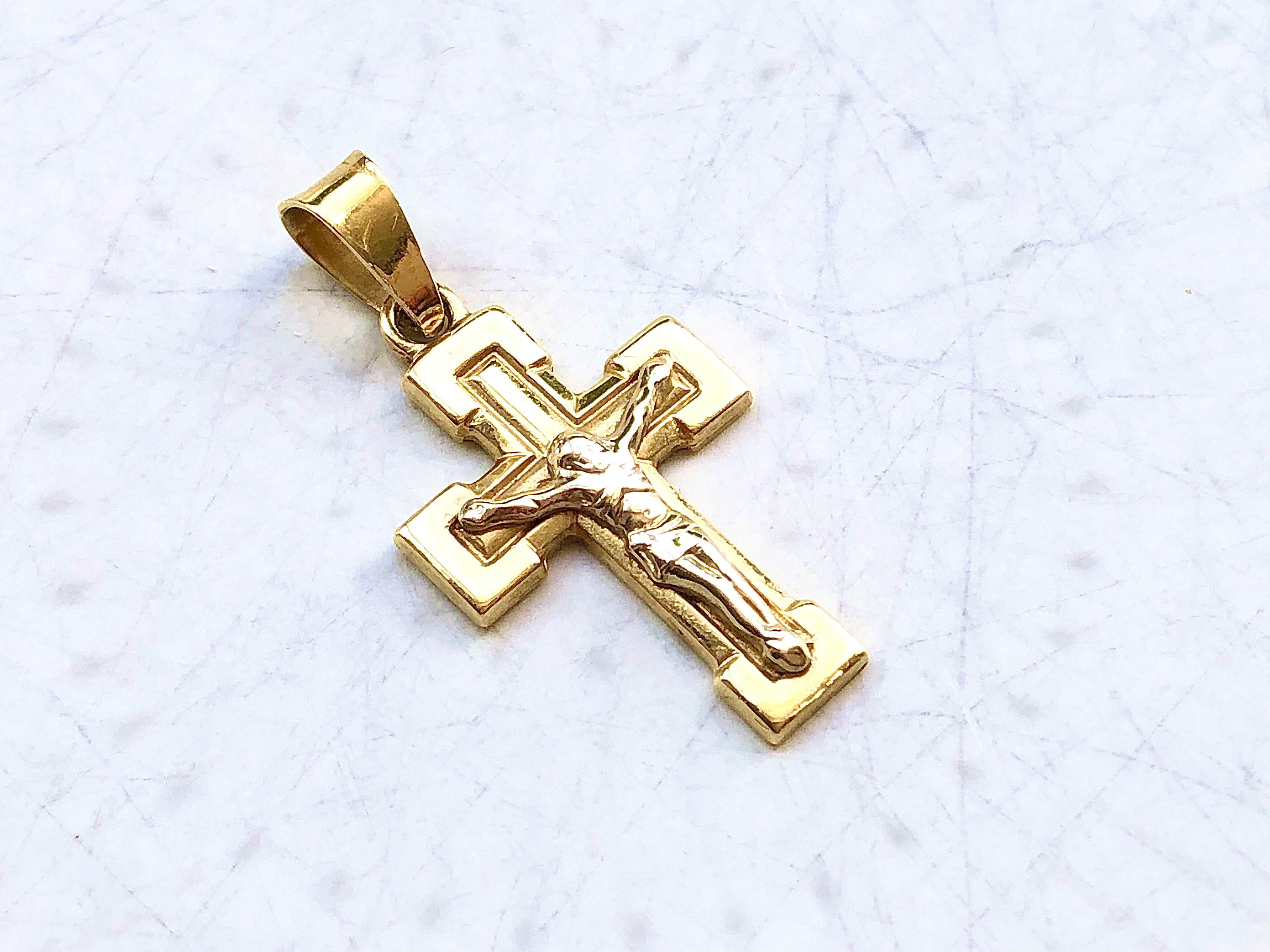 Croix en or jaune et blanc 18 carats 