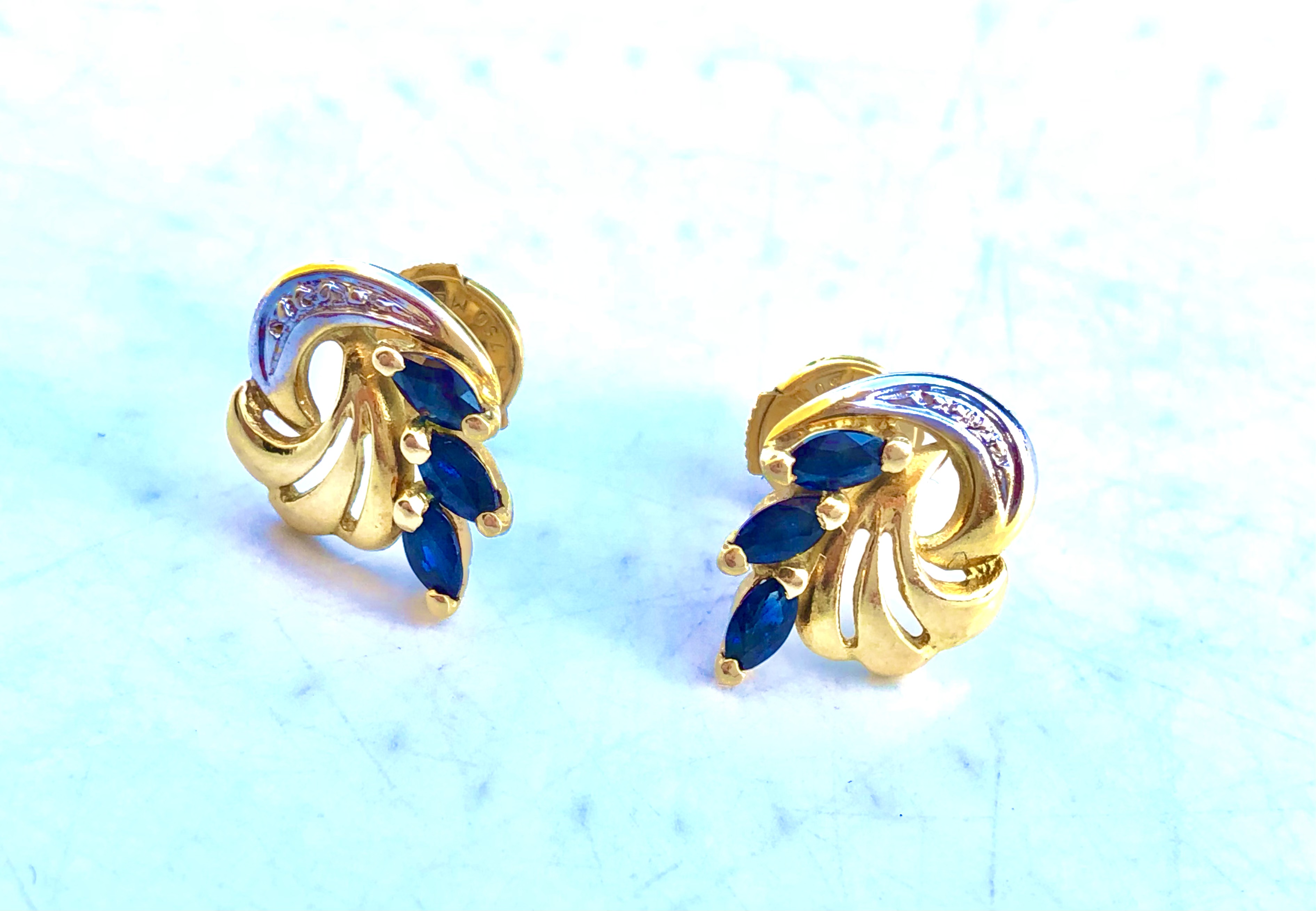 Puces d’oreilles en or jaune et blanc 18 carats et saphir