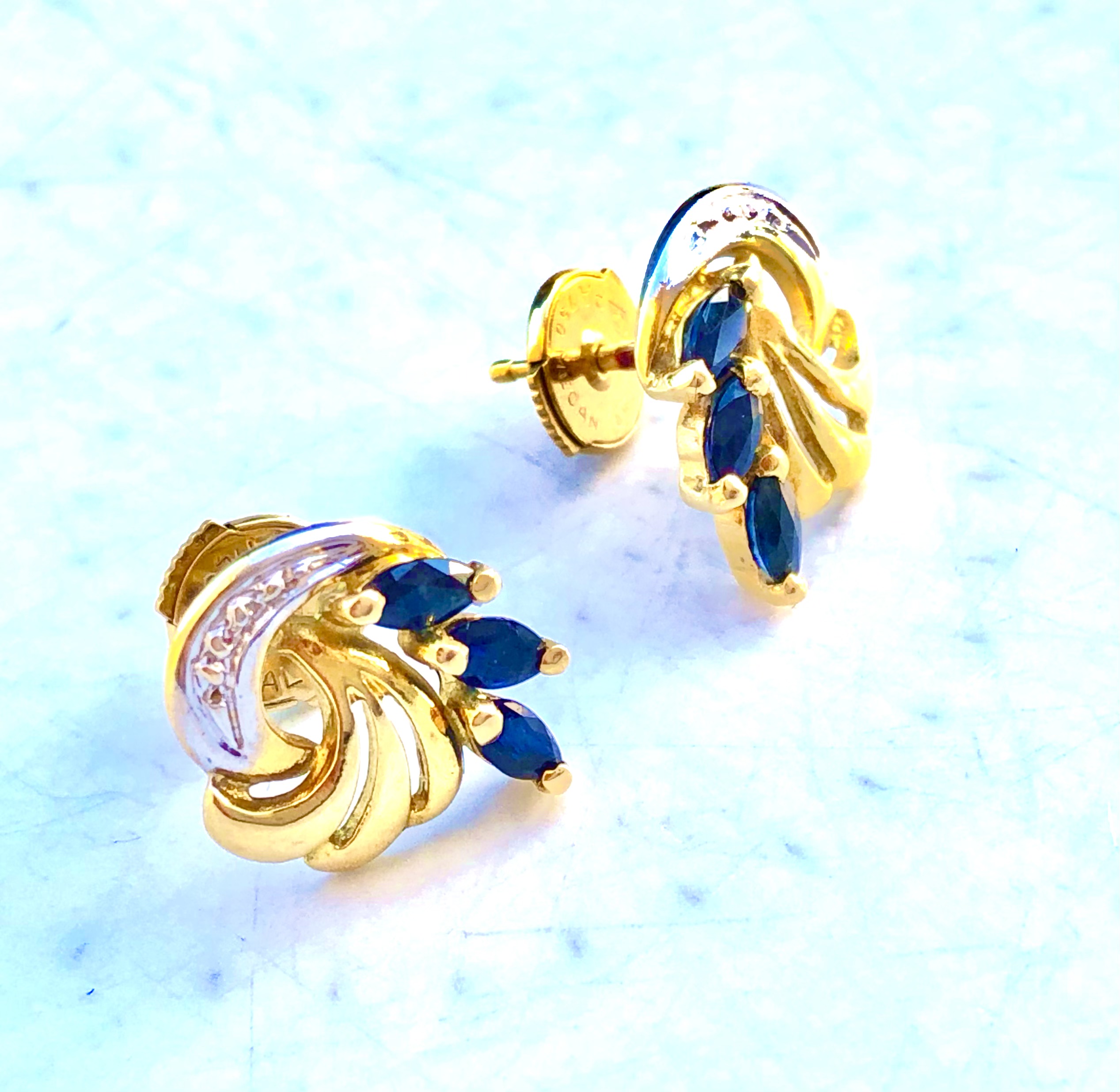 Puces d’oreilles en or jaune et blanc 18 carats et saphir