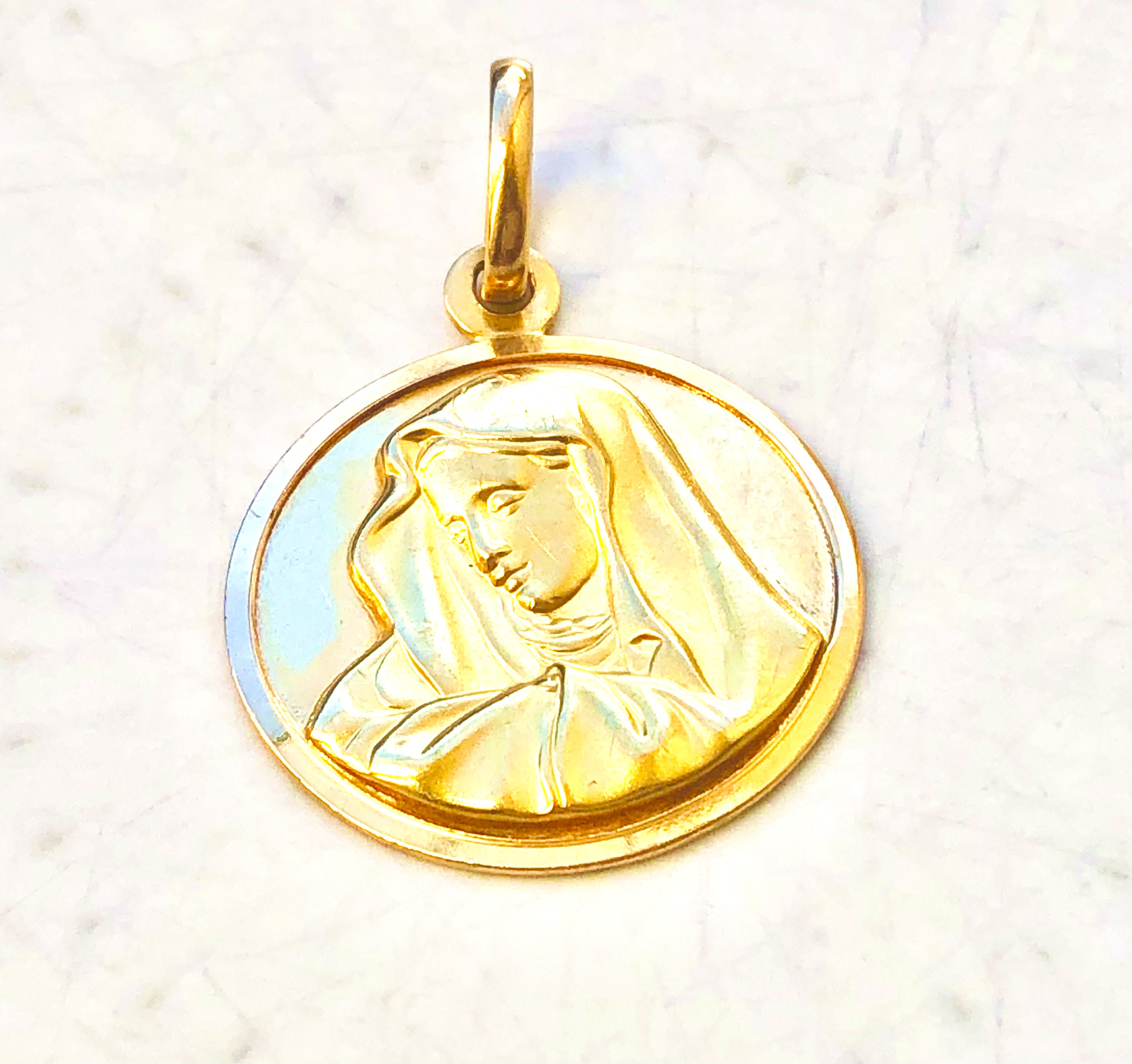Pendentif Marie en or jaune 18 carats 