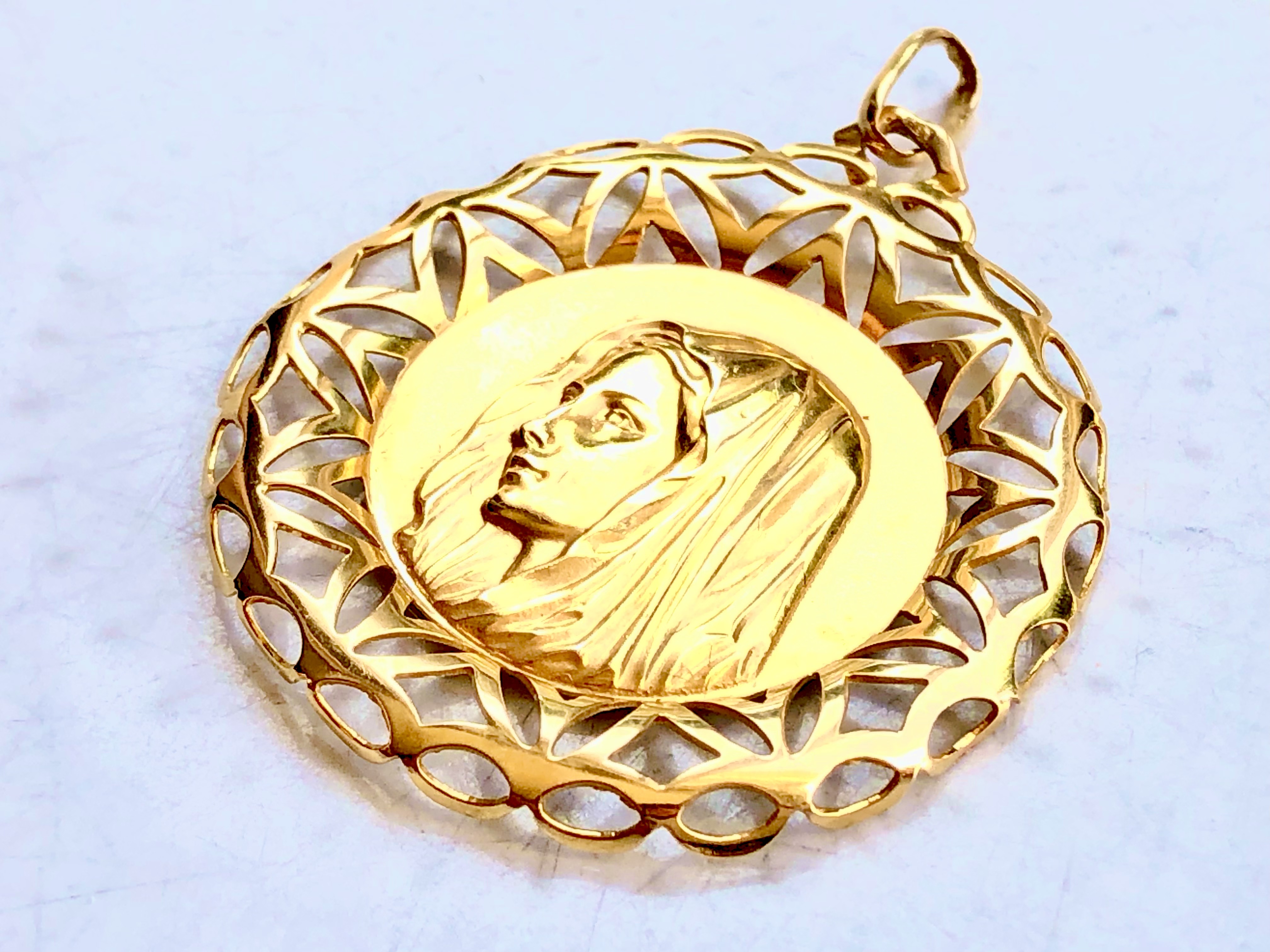 Pendentif Marie en or 18 carats 
