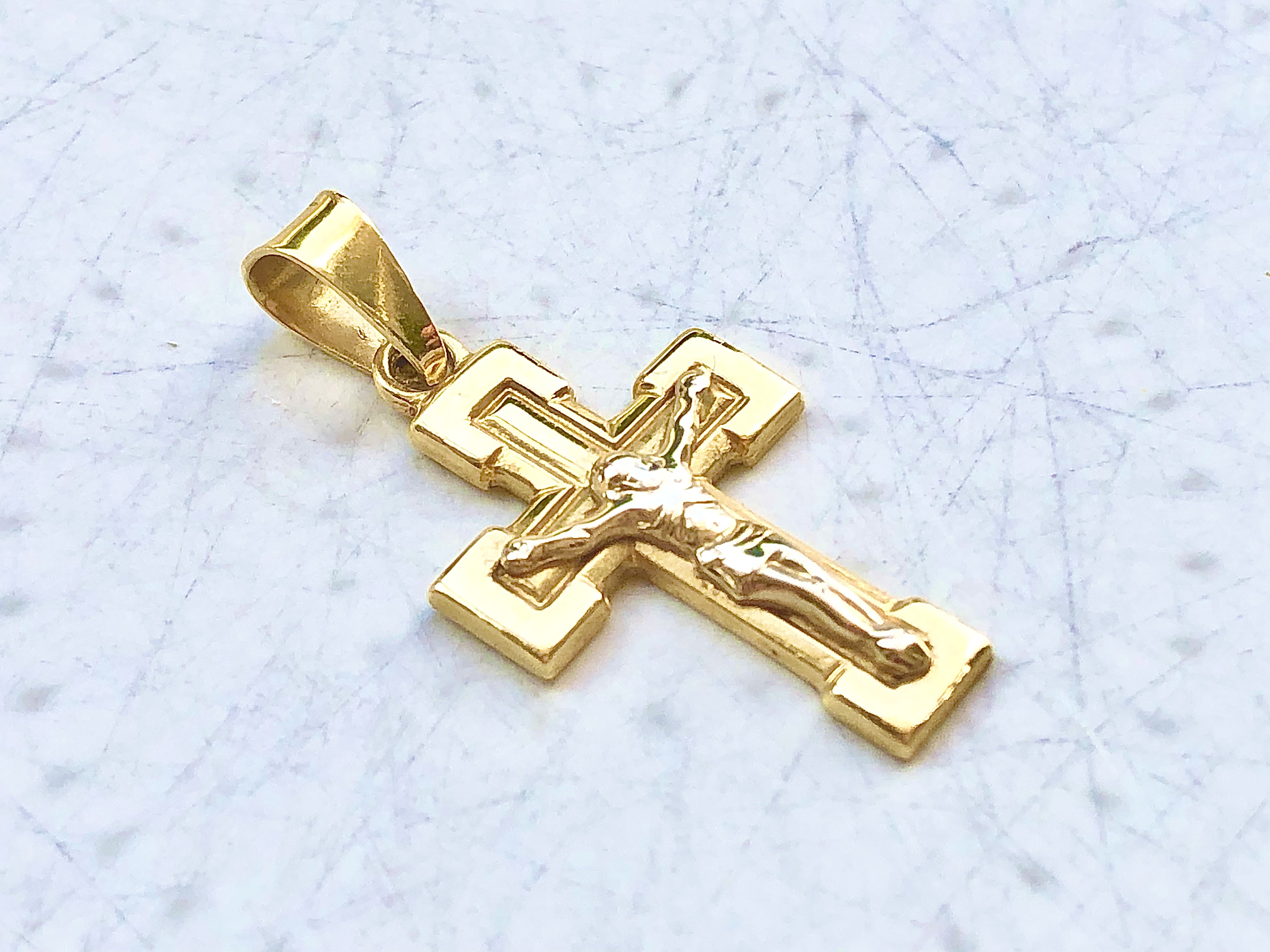 Croix en or jaune et blanc 18 carats 