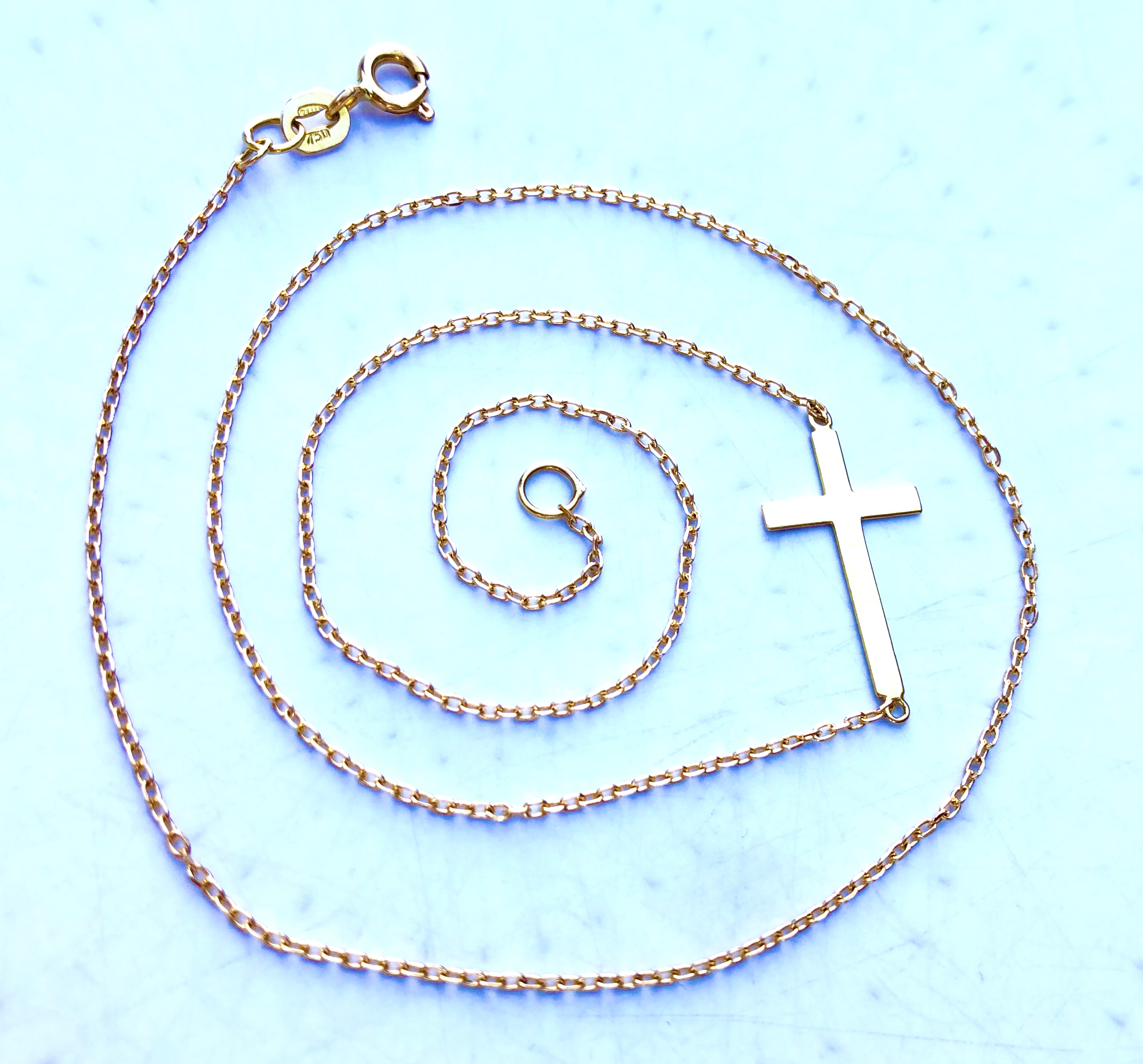 Ras de cou avec croix en or 18 carats 