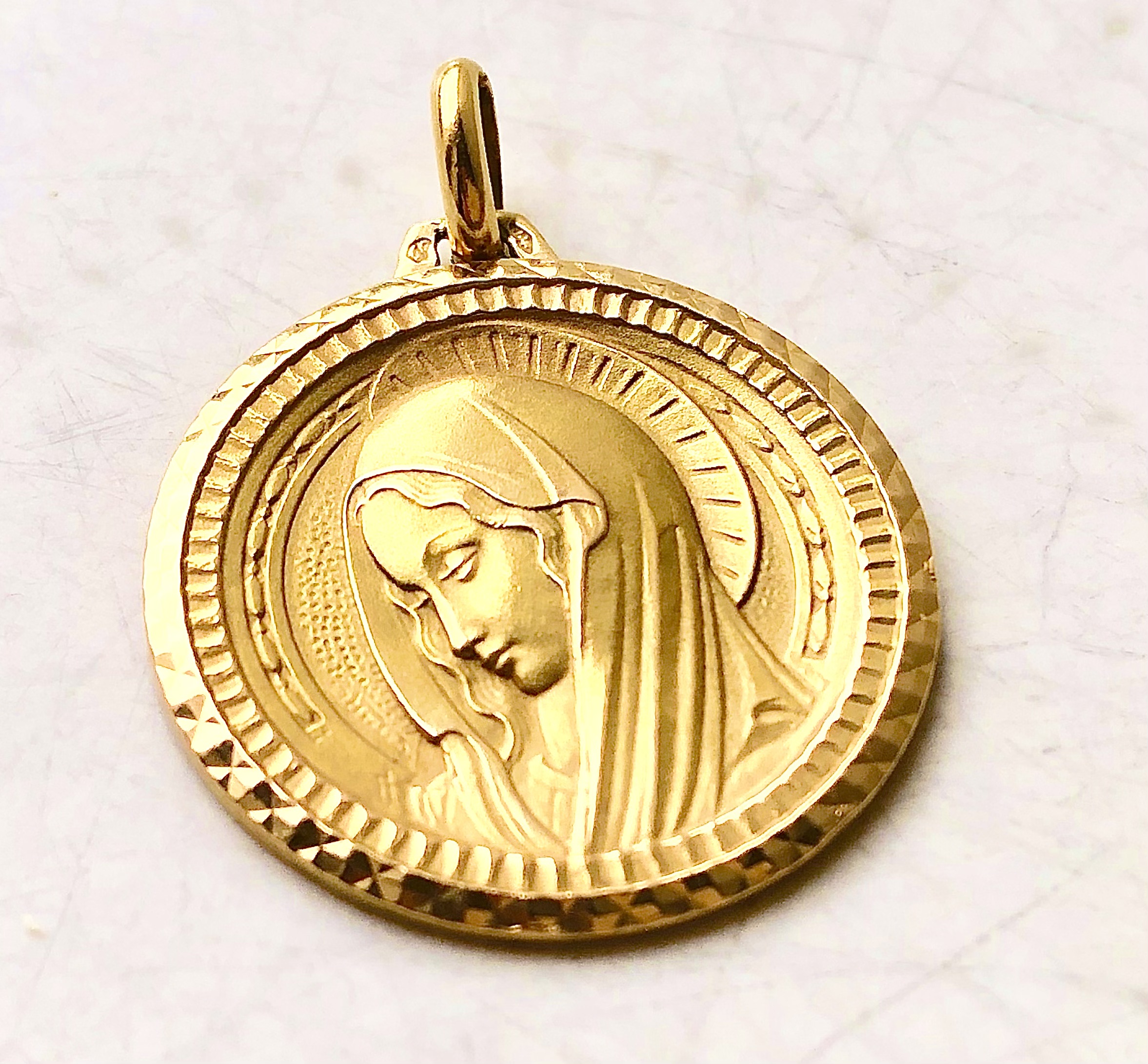Pendentif Marie en or 18 carats 