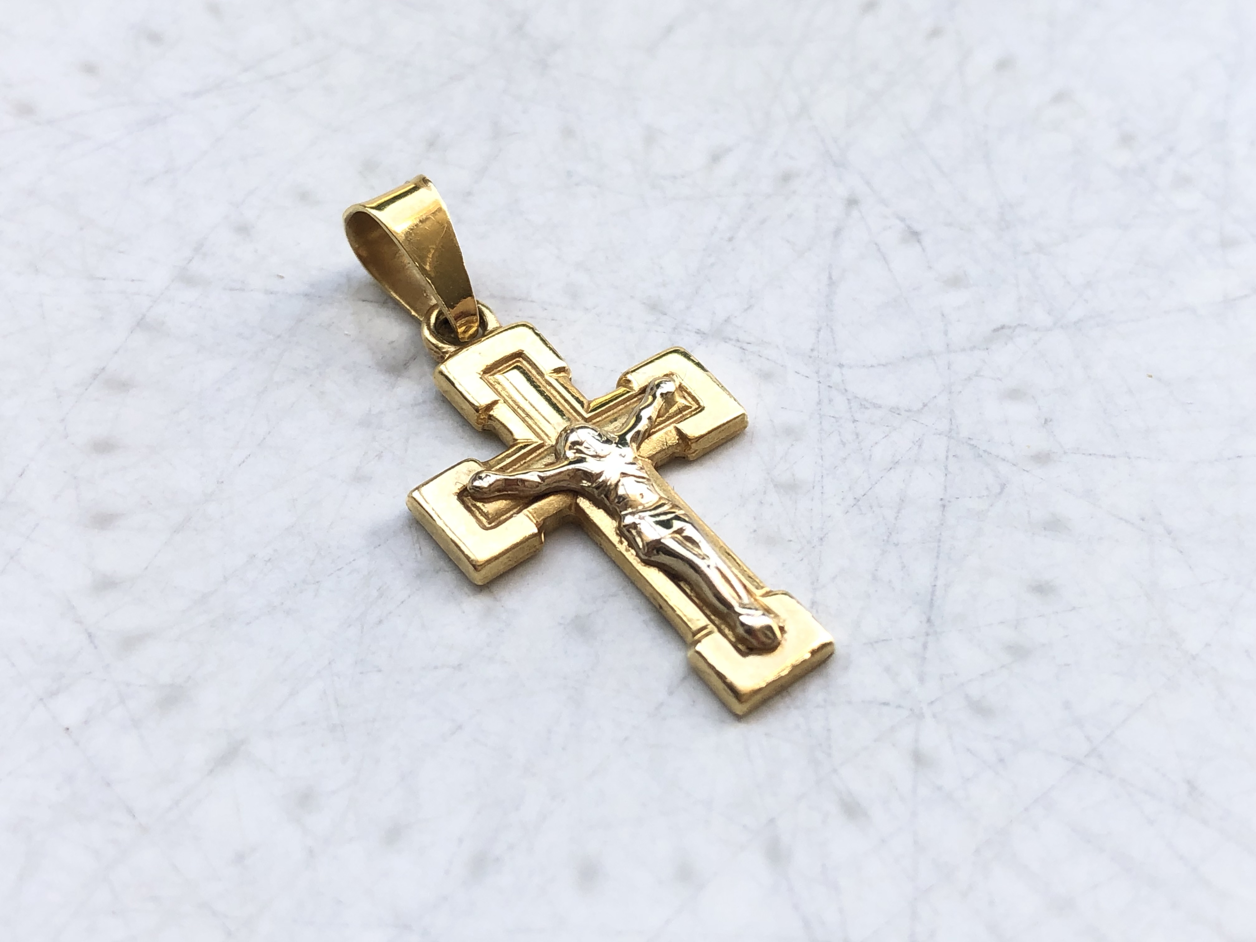 Croix en or jaune et blanc 18 carats 
