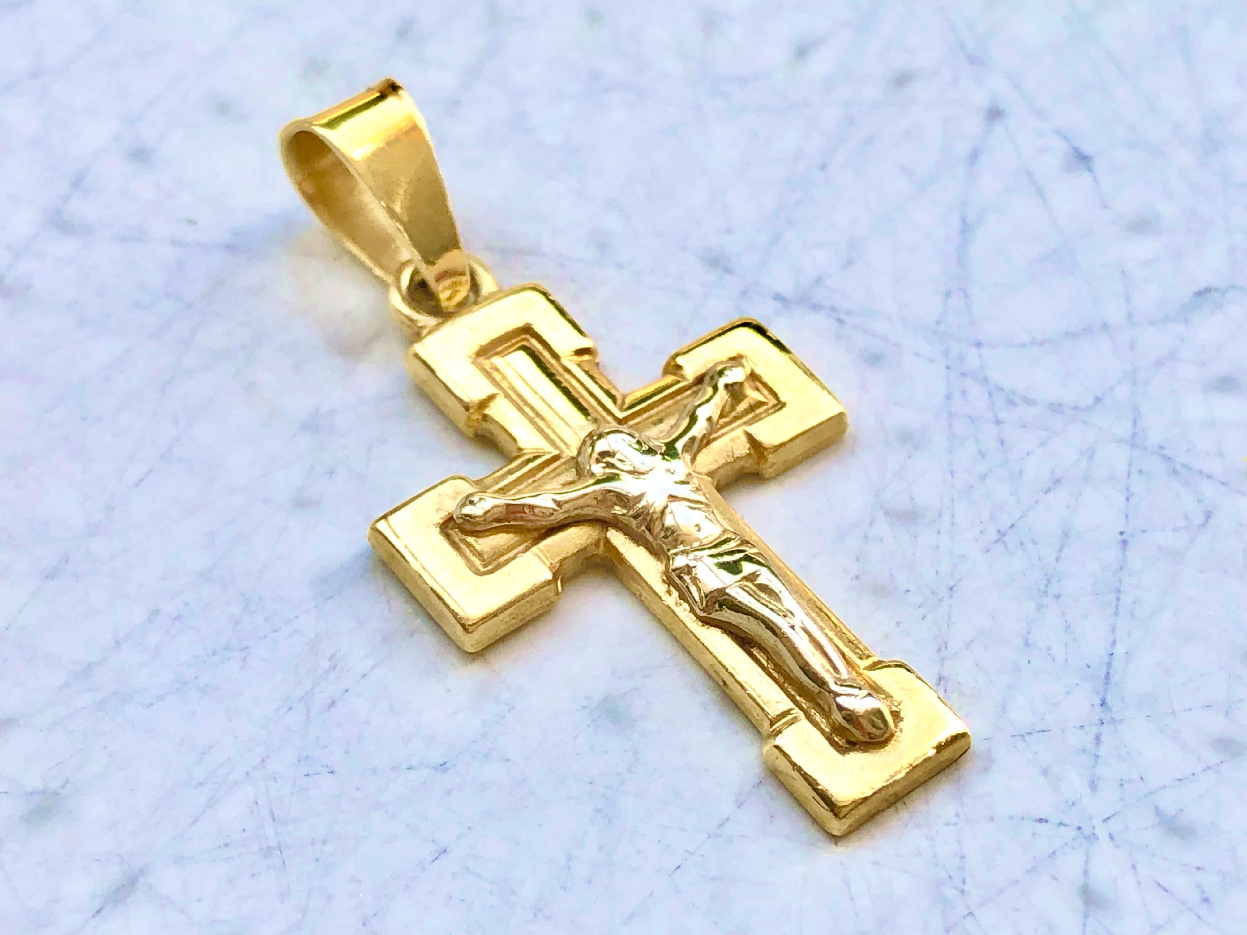 Croix en or jaune et blanc 18 carats 