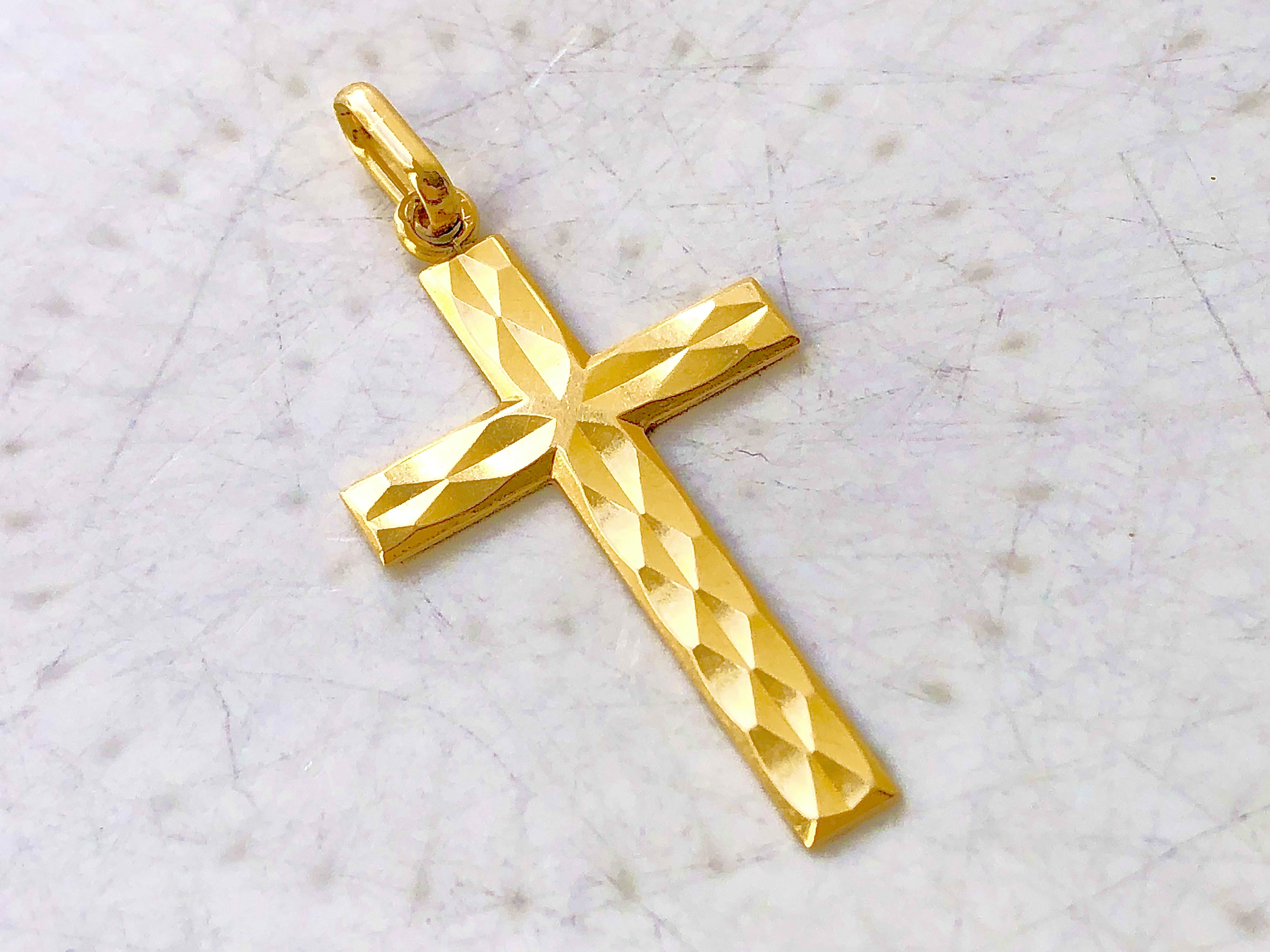 Croix en or jaune 18 carats 