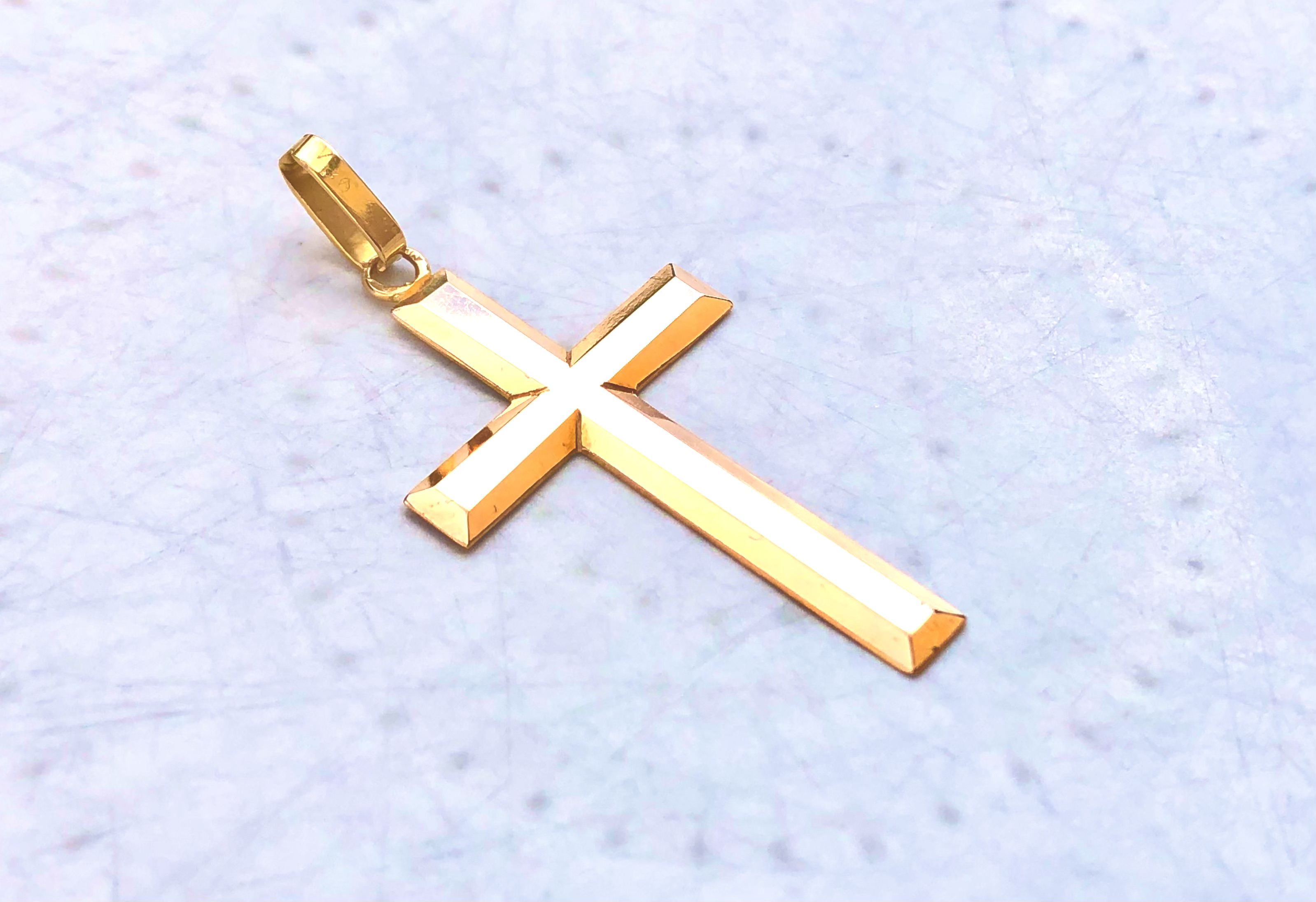 Croix en or jaune 18 carats 