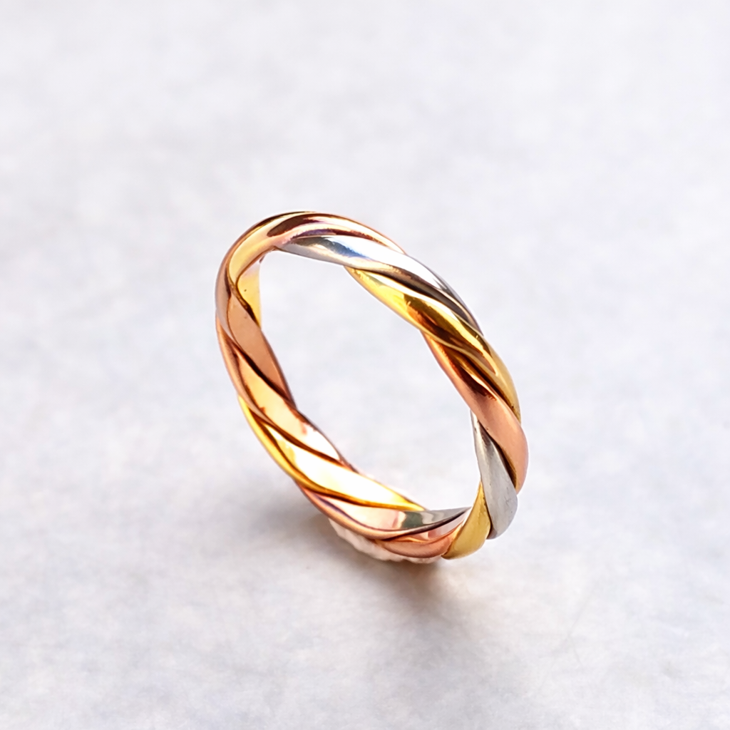 Bague entrelacé 3 ors 18 carats 