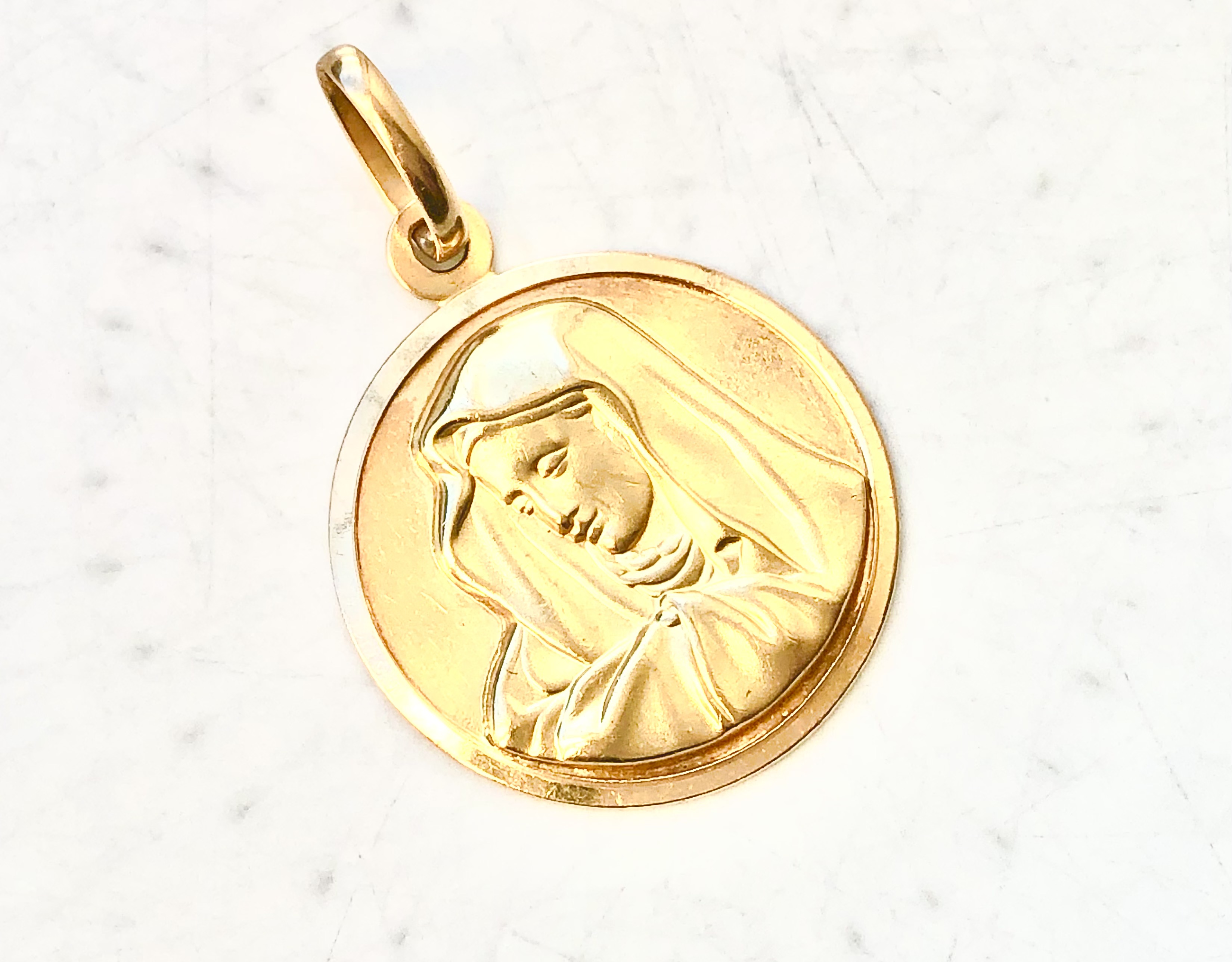 Pendentif Marie en or jaune 18 carats 