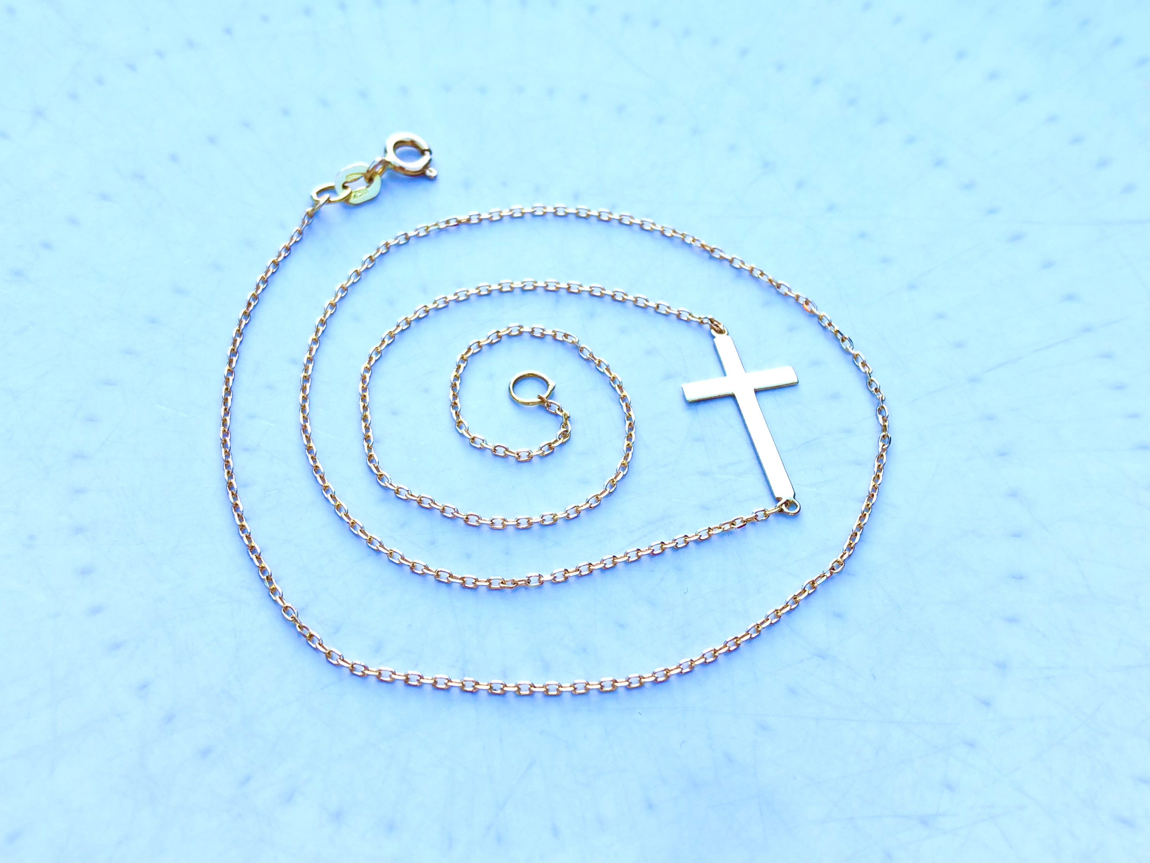 Ras de cou avec croix en or 18 carats 