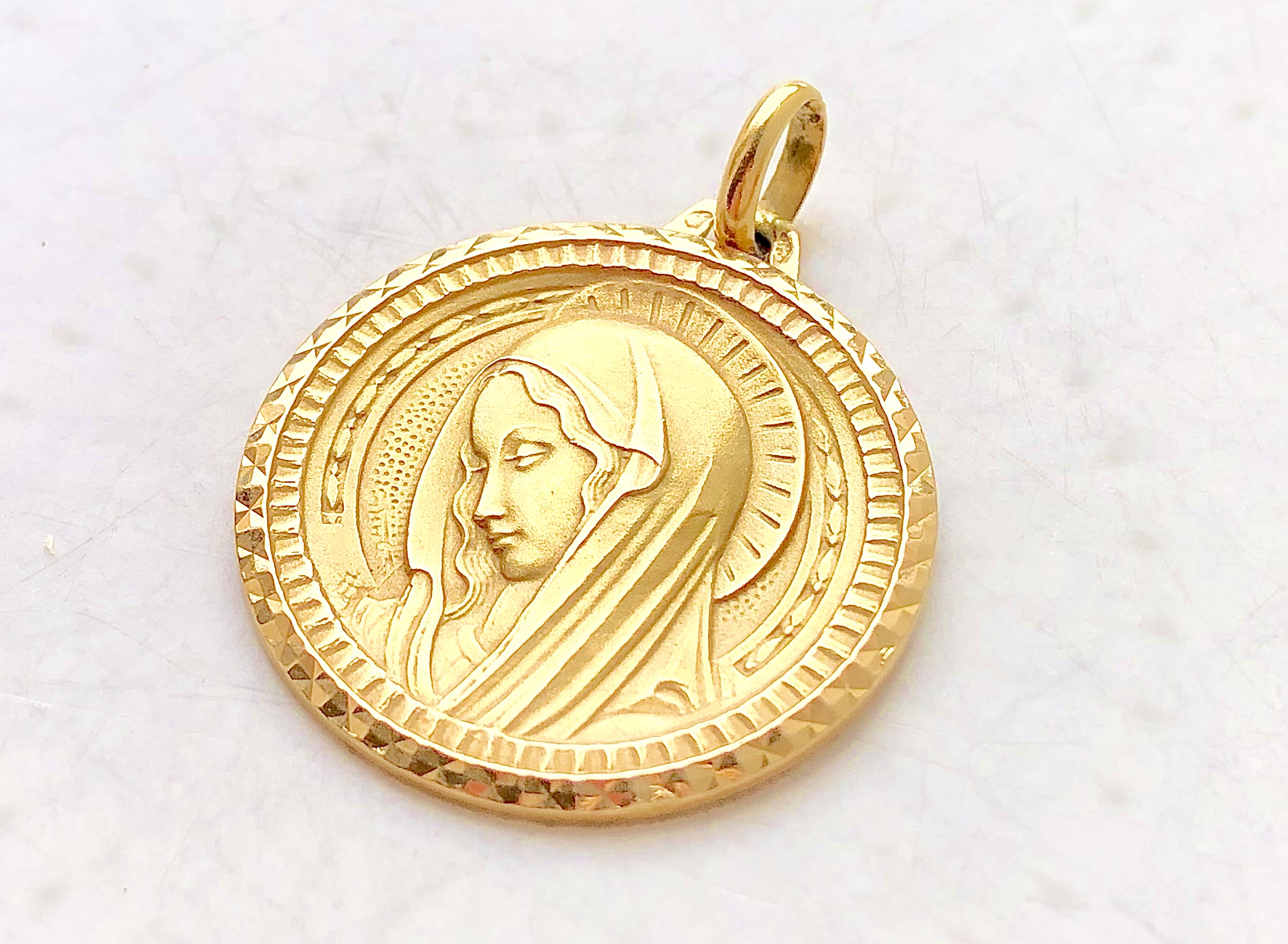 Pendentif Marie en or 18 carats 