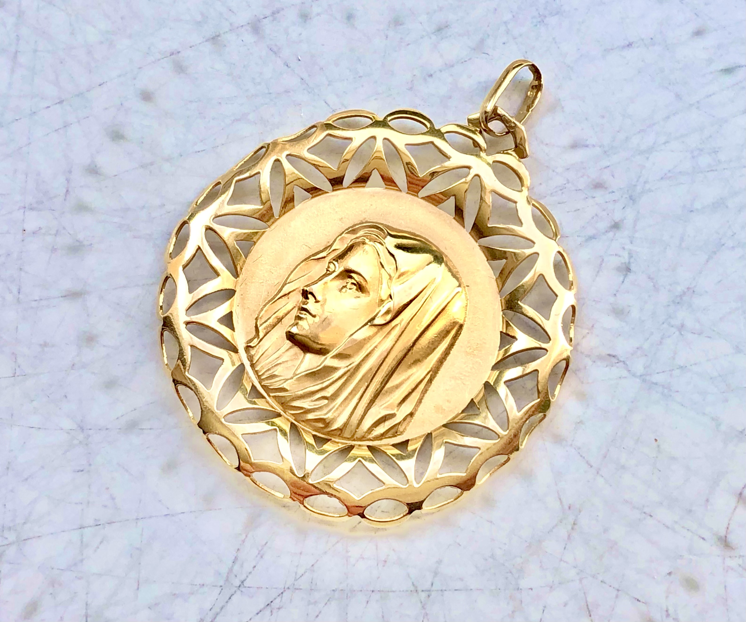 Pendentif Marie en or 18 carats 