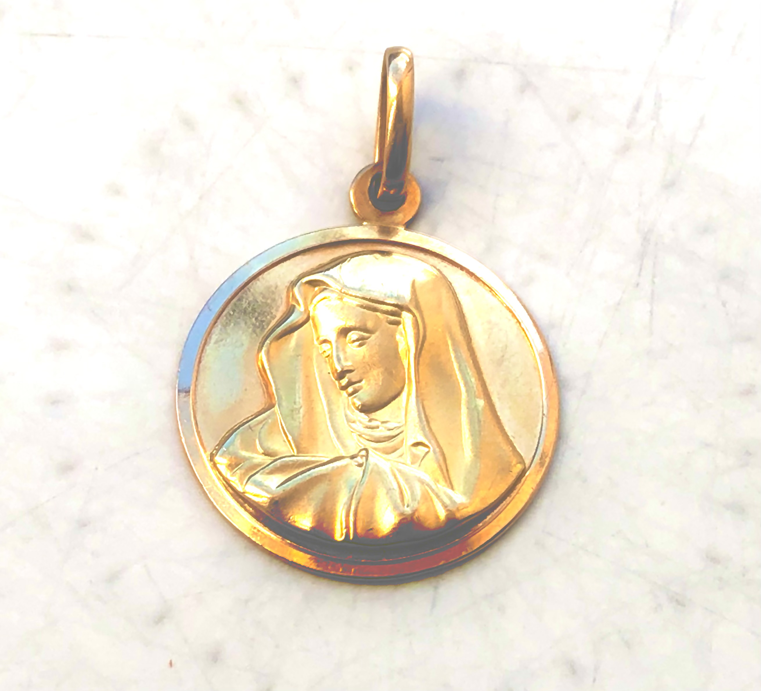 Pendentif Marie en or jaune 18 carats 