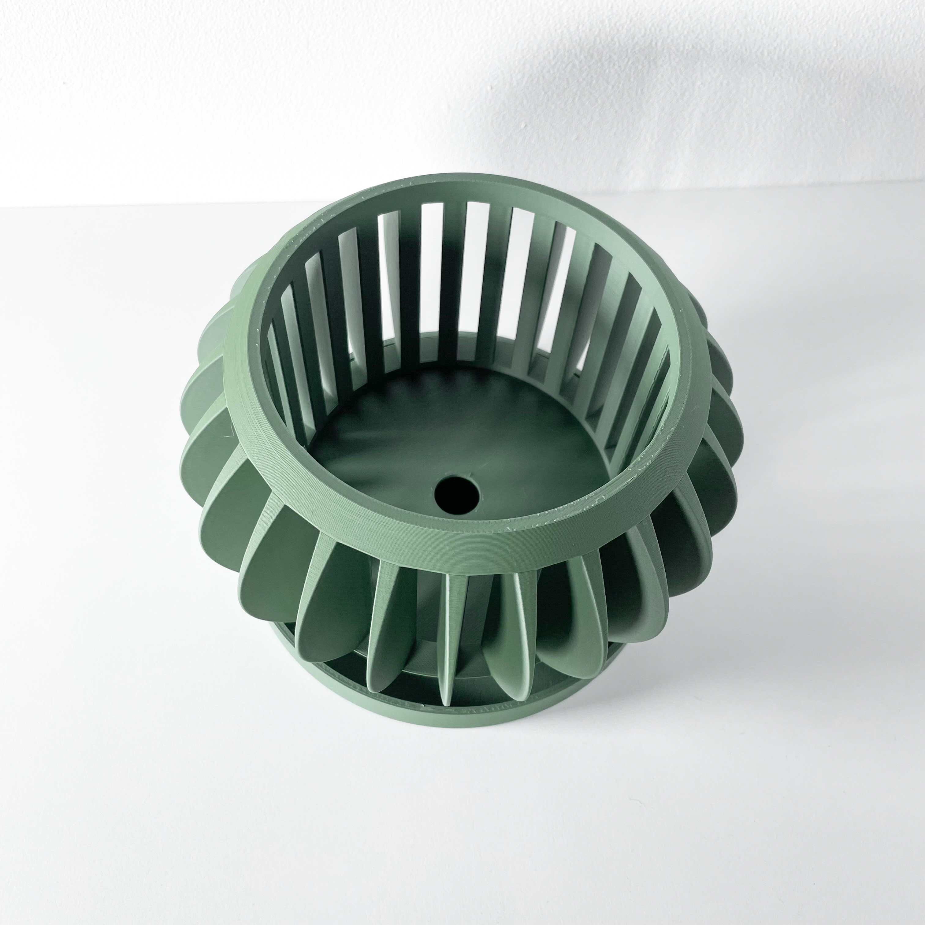 Stilingas ir unikalus vazonas Rene – išskirtinis orchidėjų vazonas jūsų interjerui