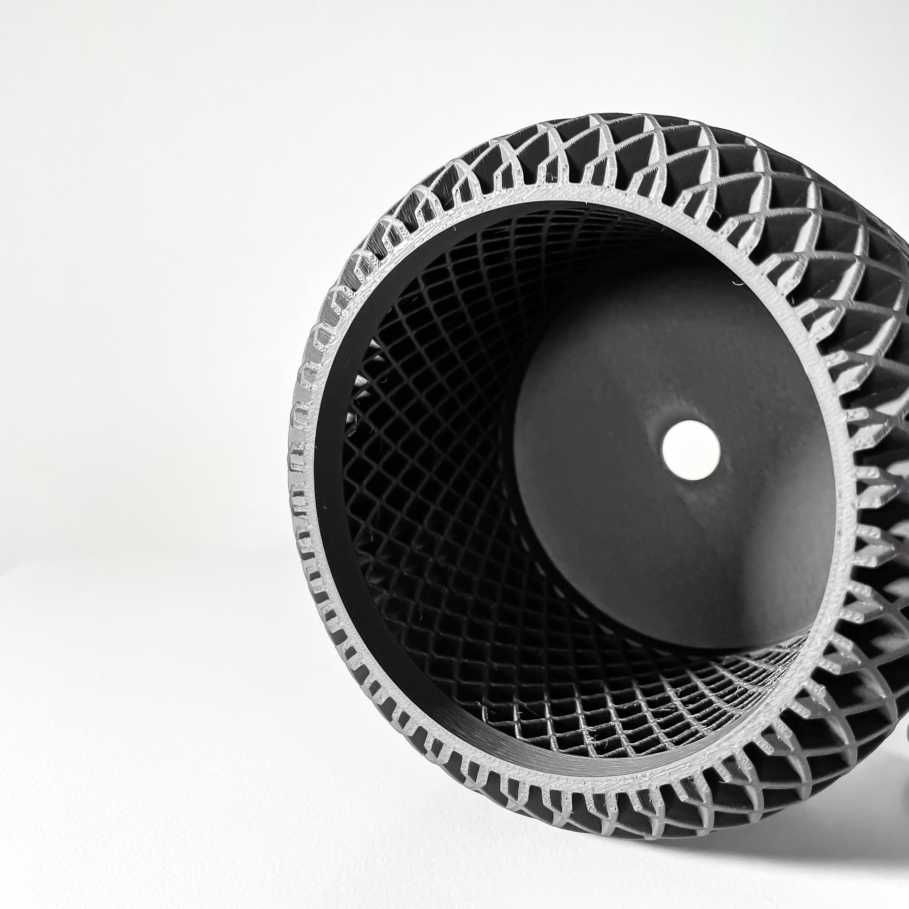 Stilingas ir unikalus vazonas Ravik – išskirtinis orchidėjų vazonas jūsų interjerui