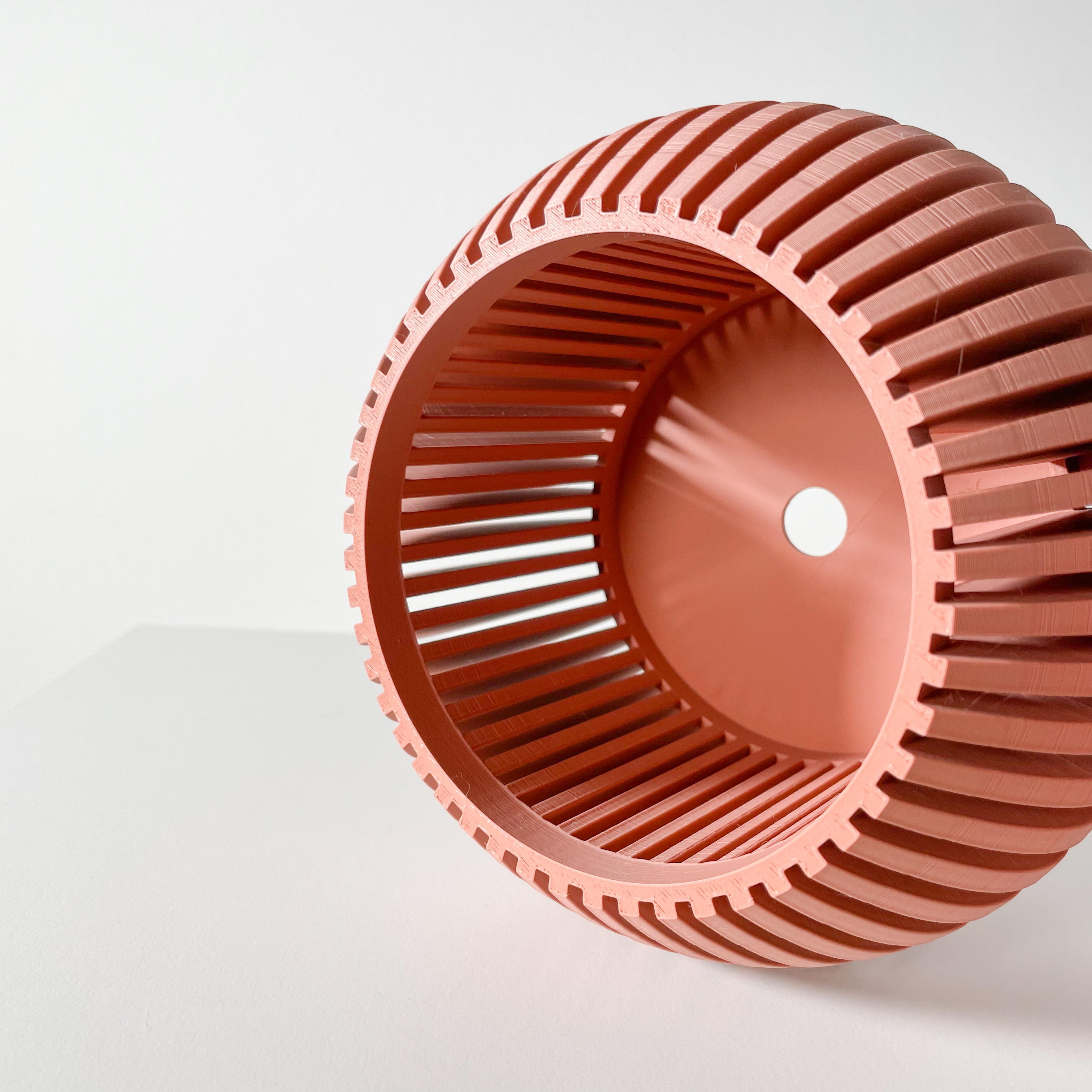 Stilingas ir unikalus vazonas Rakor – išskirtinis orchidėjų vazonas jūsų interjerui