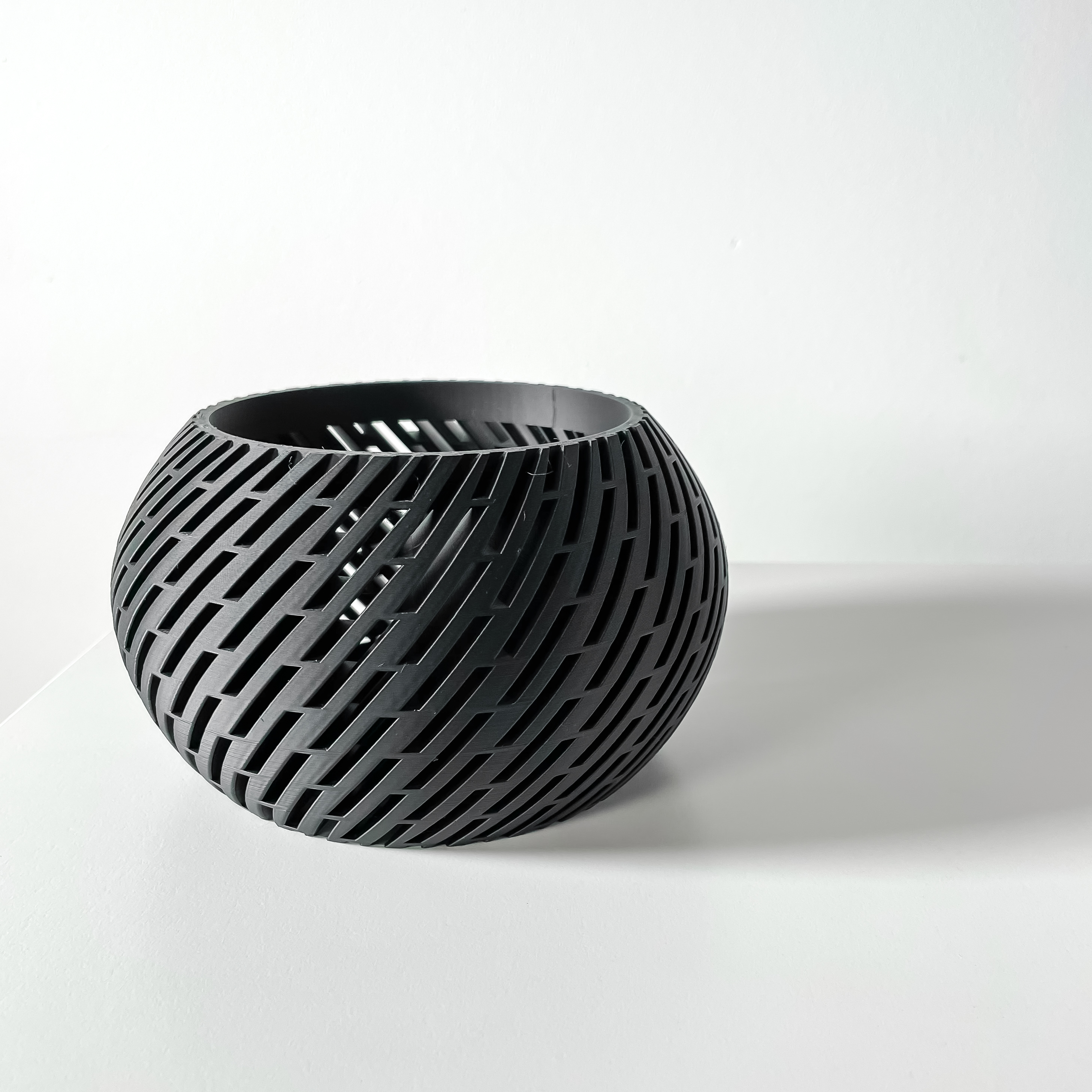 Stilingas ir unikalus vazonas Naor – išskirtinis orchidėjų vazonas jūsų interjerui