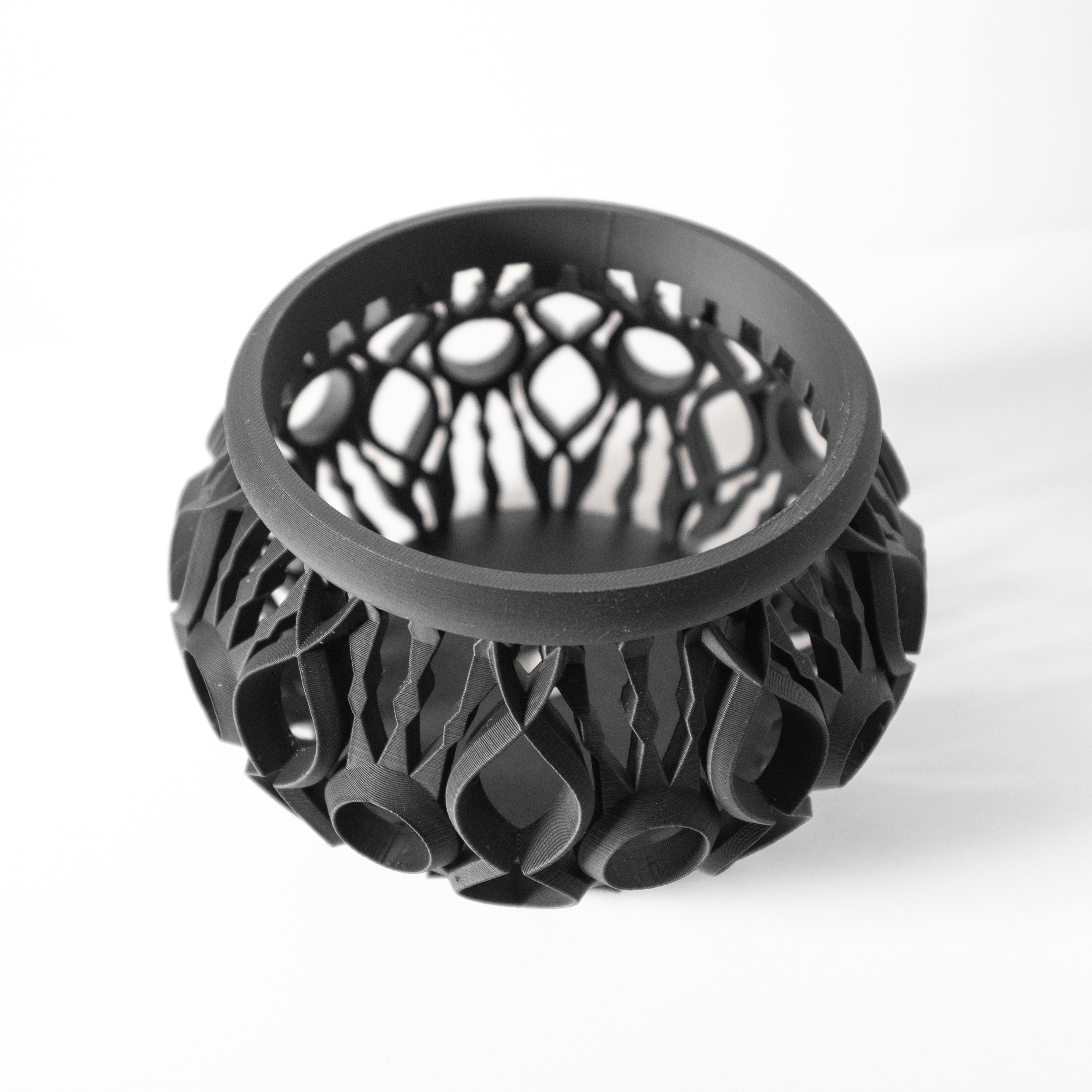 Stilingas ir unikalus vazonas Lyren – išskirtinis orchidėjų vazonas jūsų interjerui