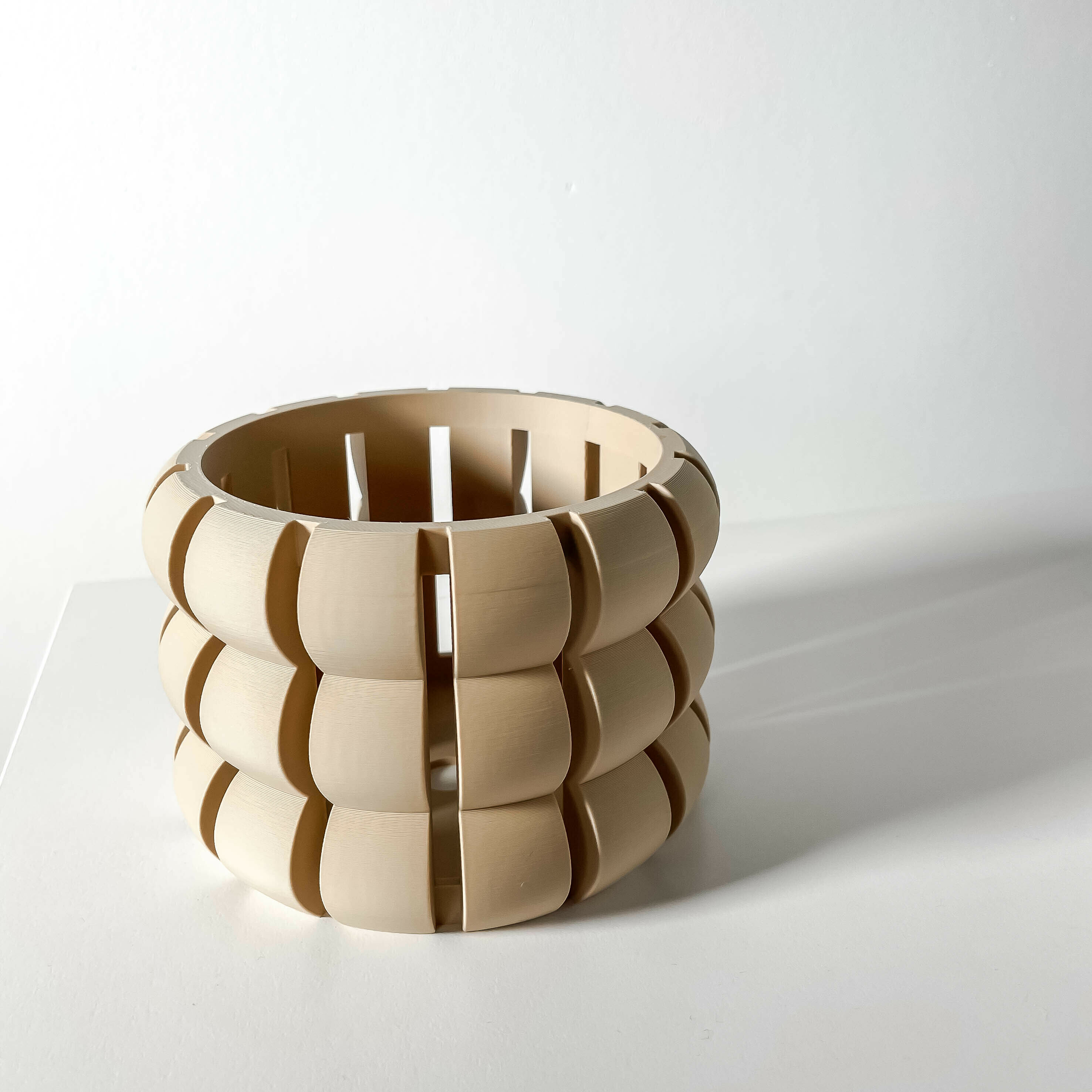 Stilingas ir unikalus vazonas Lami – išskirtinis orchidėjų vazonas jūsų interjerui