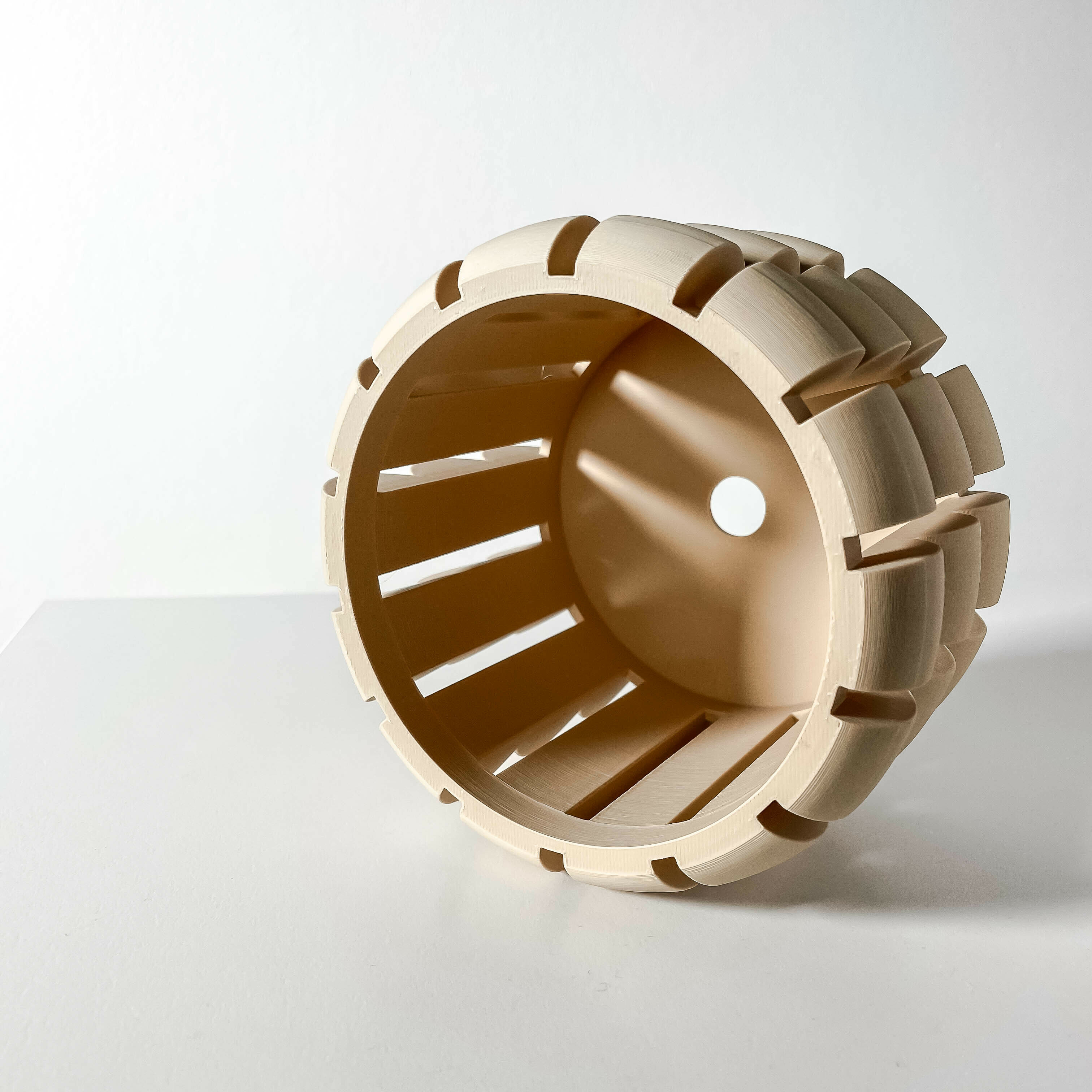 Stilingas ir unikalus vazonas Lami – išskirtinis orchidėjų vazonas jūsų interjerui