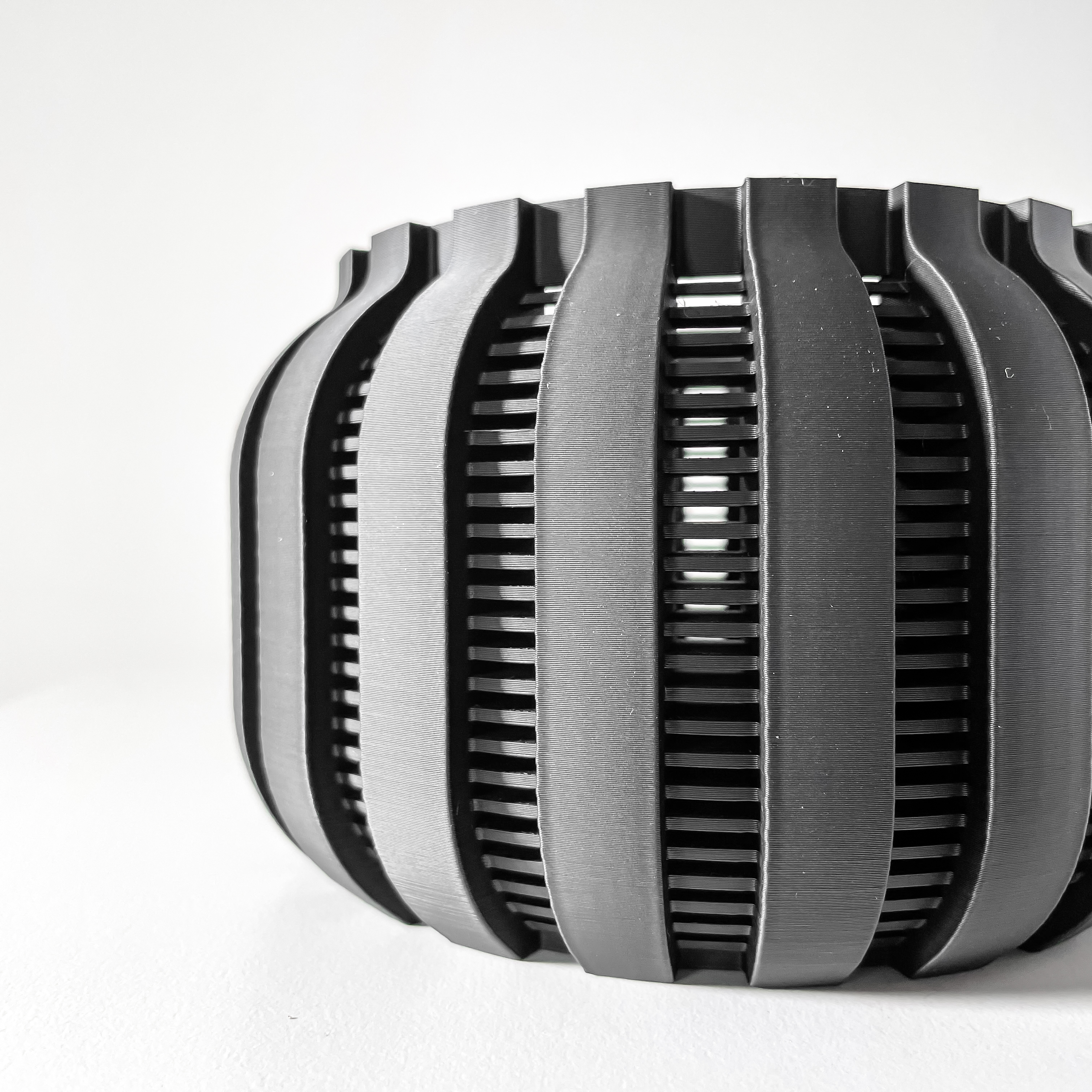 Stilingas ir unikalus vazonas Avix – išskirtinis orchidėjų vazonas jūsų interjerui