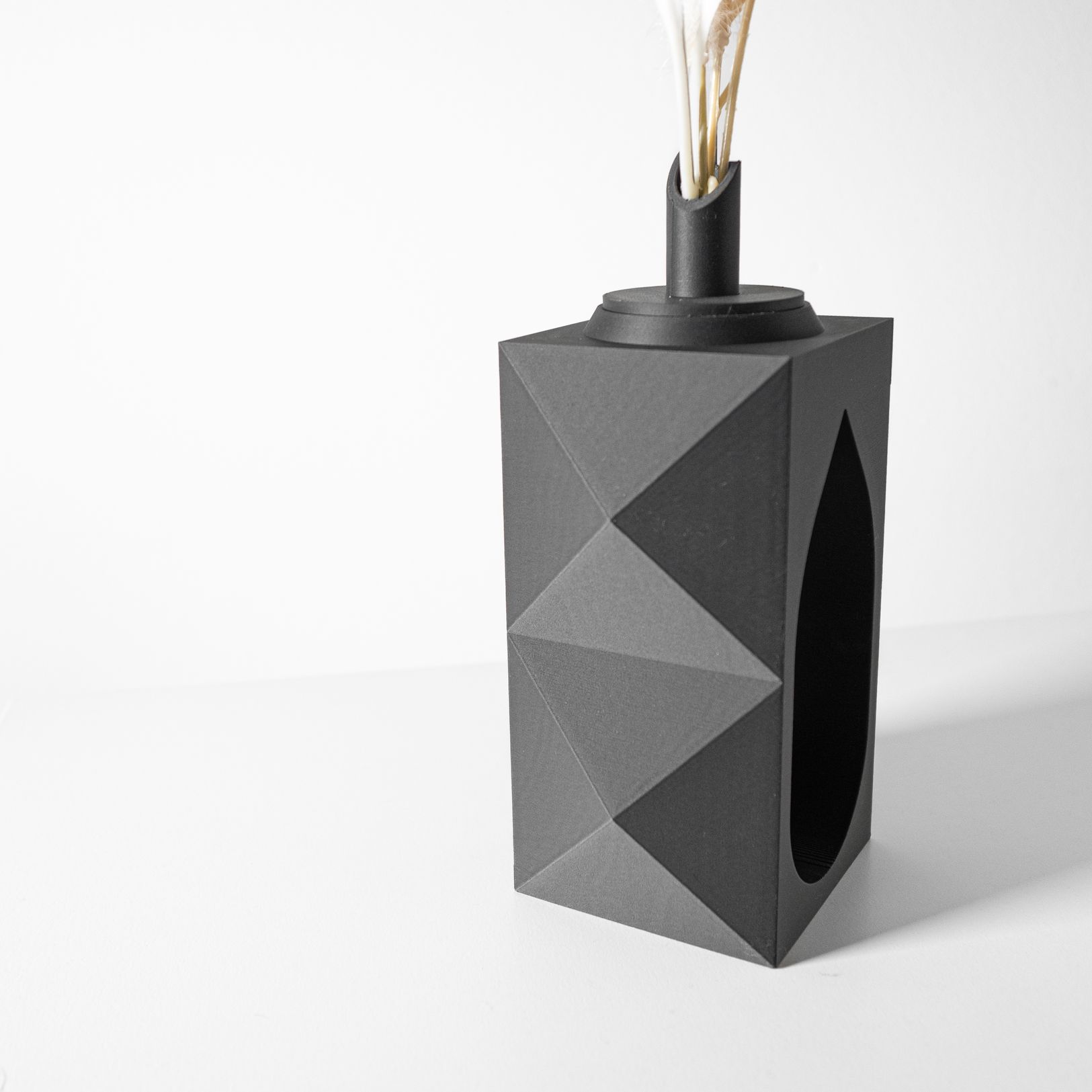 Unikali vaza Lati – stilingas, ekologiškas ir ilgaamžis pasirinkimas jūsų interjerui